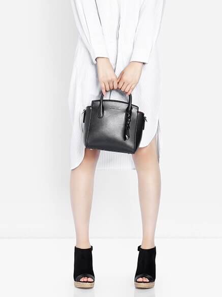 รุ่นหายาก !! กระเป๋าสะพายข้าง จากแบรนด์ Charles & Keith สวย หรูมากกกก ใบนี้ เป็นหนัง saffiano ตัดกับอะไหล่ทอง ภายในสีแดงเข้ม สวยจริงๆคะ ขนาดกำลังดีเลย ปากกระเป๋าปิดด้วยซิปอย่างดีคะ #มีถุงผ้าแบรนด์ให้คะ #มีสายยาวให้ สี ดำ คะ