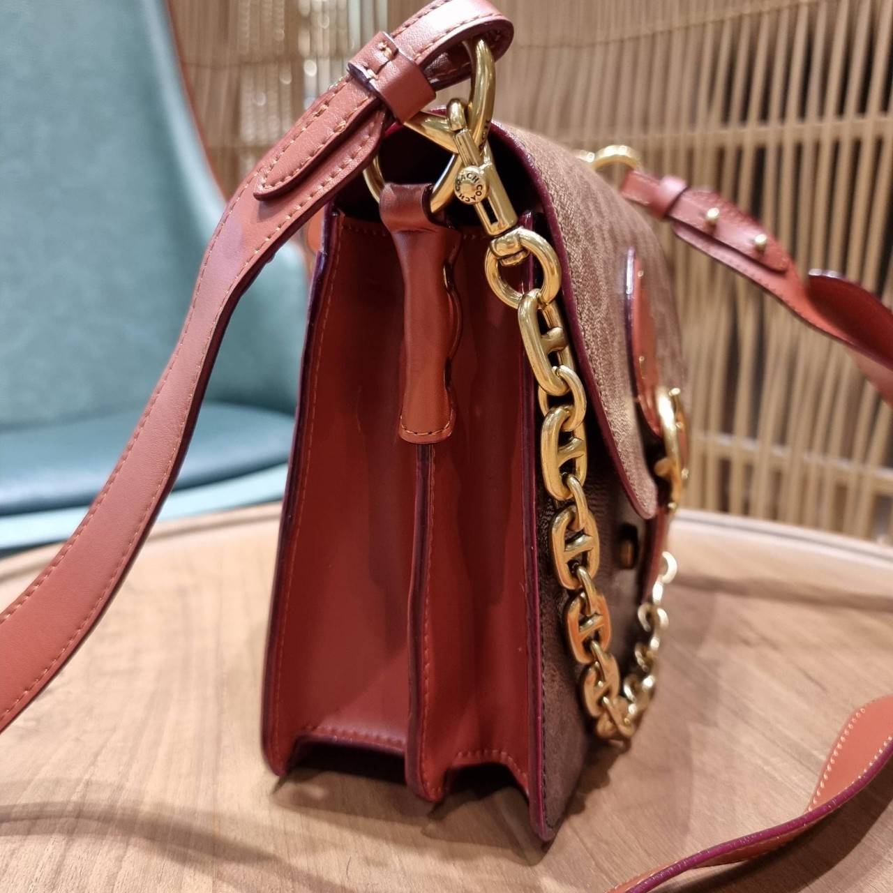 COACH C2418 BEAT SHOULDER IN SIGNATURE CANVAS WITH HORSE AND CARRIAGE PRINT กระเป๋าสะพายดีไซน์เลิศสุดหรู ปังกับดีเทลที่สุดใบนี้ เพราะมาพร้อมสายถึง 3 แบบ สลับใช้ไปรัวๆ หลากหลายไม่จำเจ สวยได้ทุกวัน เปิด-ปิดด้วยกระดุมแน่นหนา ภายในเป็นช่องโล่ง แบ่งสัดส่วน ใส่