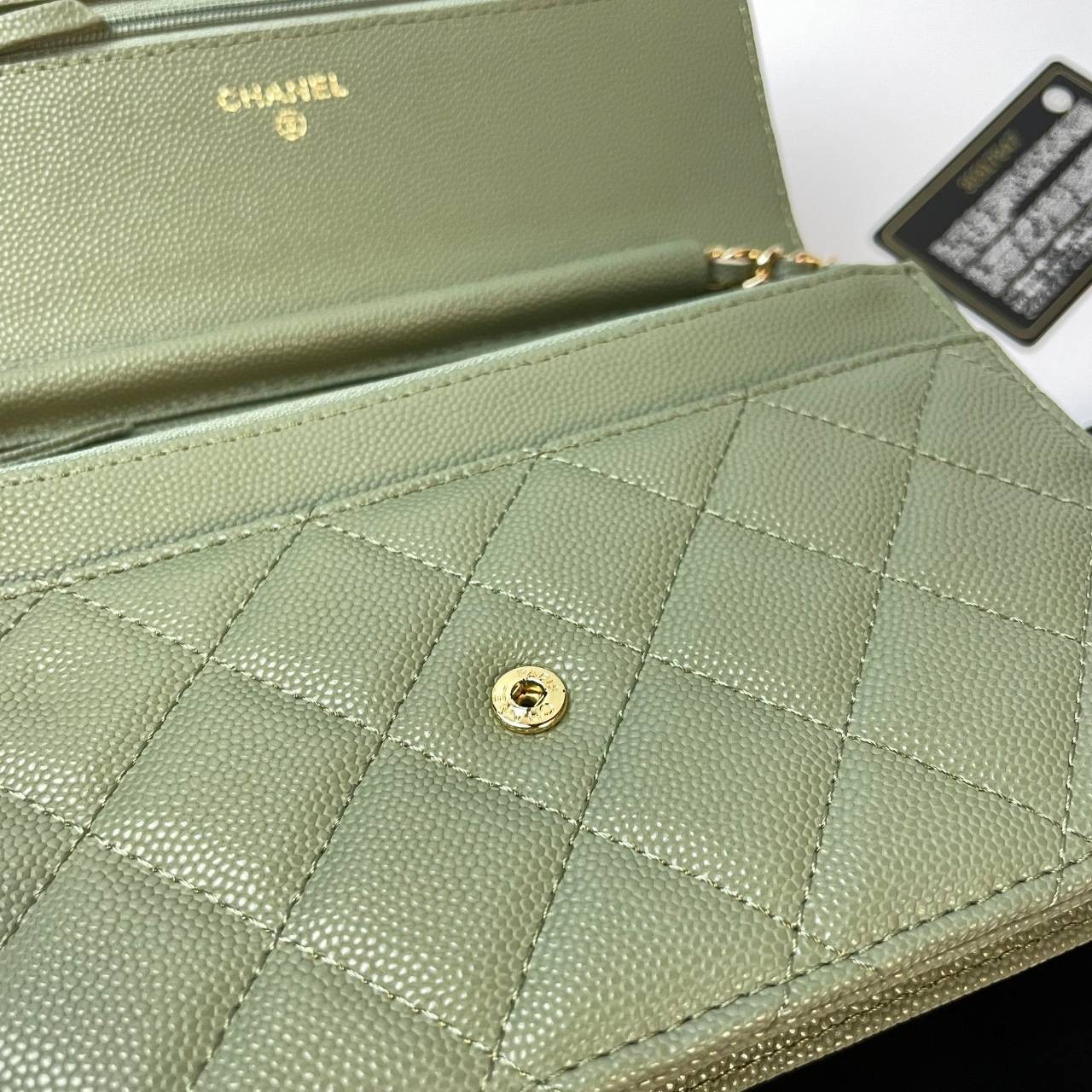 VIP 】หนังแท้ CHANEL WOC style โทนสีพาสเทล กระเป๋าสะพายทรงสวยตลอดกาล วัสดุหนังลายคาเวียร์ เนื้อนุ่ม อยู่ทรงคุณภาพดีตามแบบฉบับของแบรนด์ น้ำหนักเบา ด้านหน้ามีโลโก้แบรนด์อะไหล่หรู มีช่องใส่บัตร ใส่ของจุกจิก เปิดปิดด้วยฝาปิดกระดุม ซับในหนัง ตัวจริงสวยมากๆถูกใจ