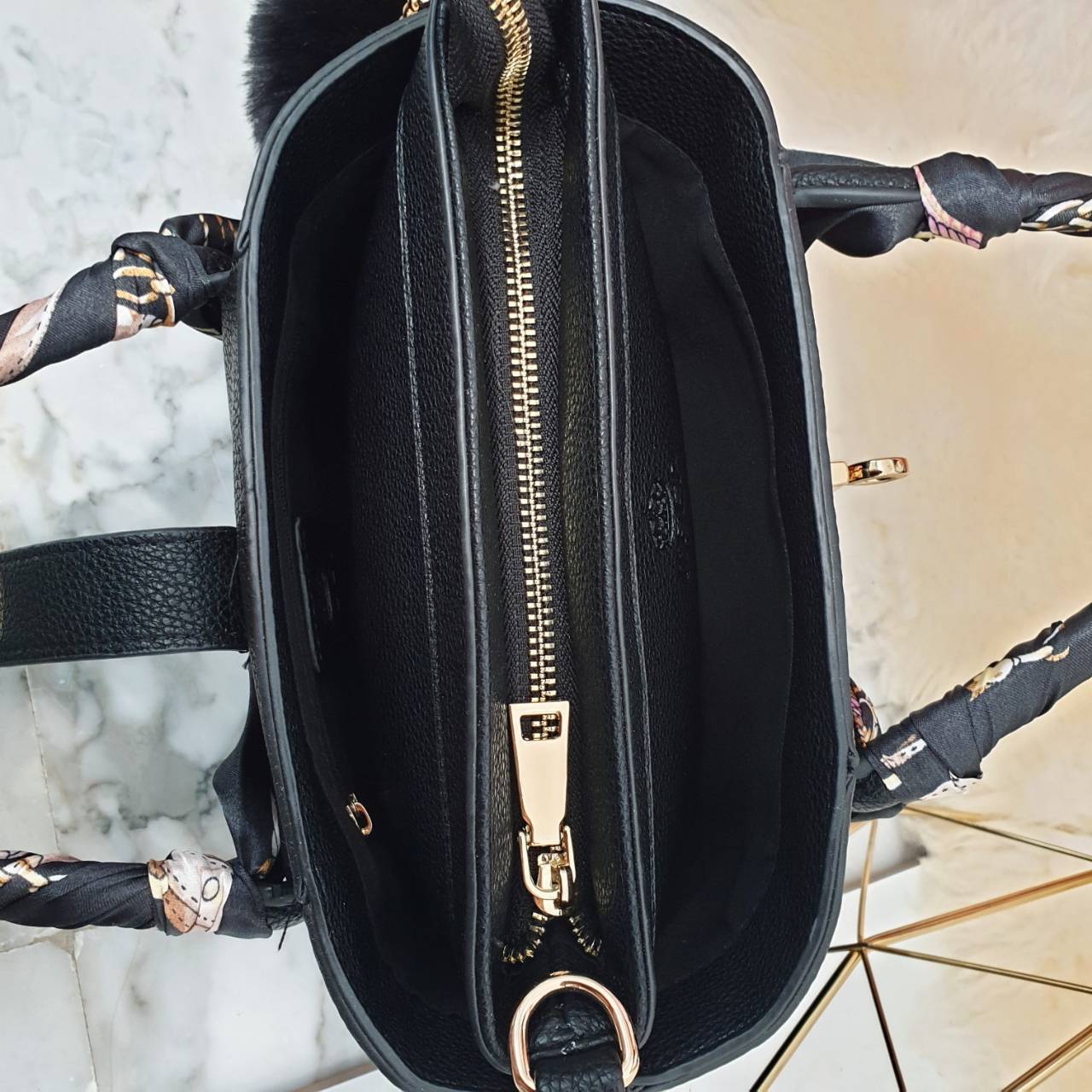 กระเป๋าทรงน่ารักๆ รับ Summer นี้เลยค่า KEEP ‘ Basket ‘ Handbag > ทรงน่ารัก (ราคานี้แถม ปอมๆ และผ้าพันหูกระเป๋าให้ 2 ผืน เข้า Set ) > มีใบเล็กด้านใน ให้อีก 1 ใบ สามารถเอาออกมาใช้สะพายได้ ( เหมือนซื้อ1ได้2 ) >น้ำหนักเบา ใบเล็กกะทัดรัด เหมาะกับ Summ