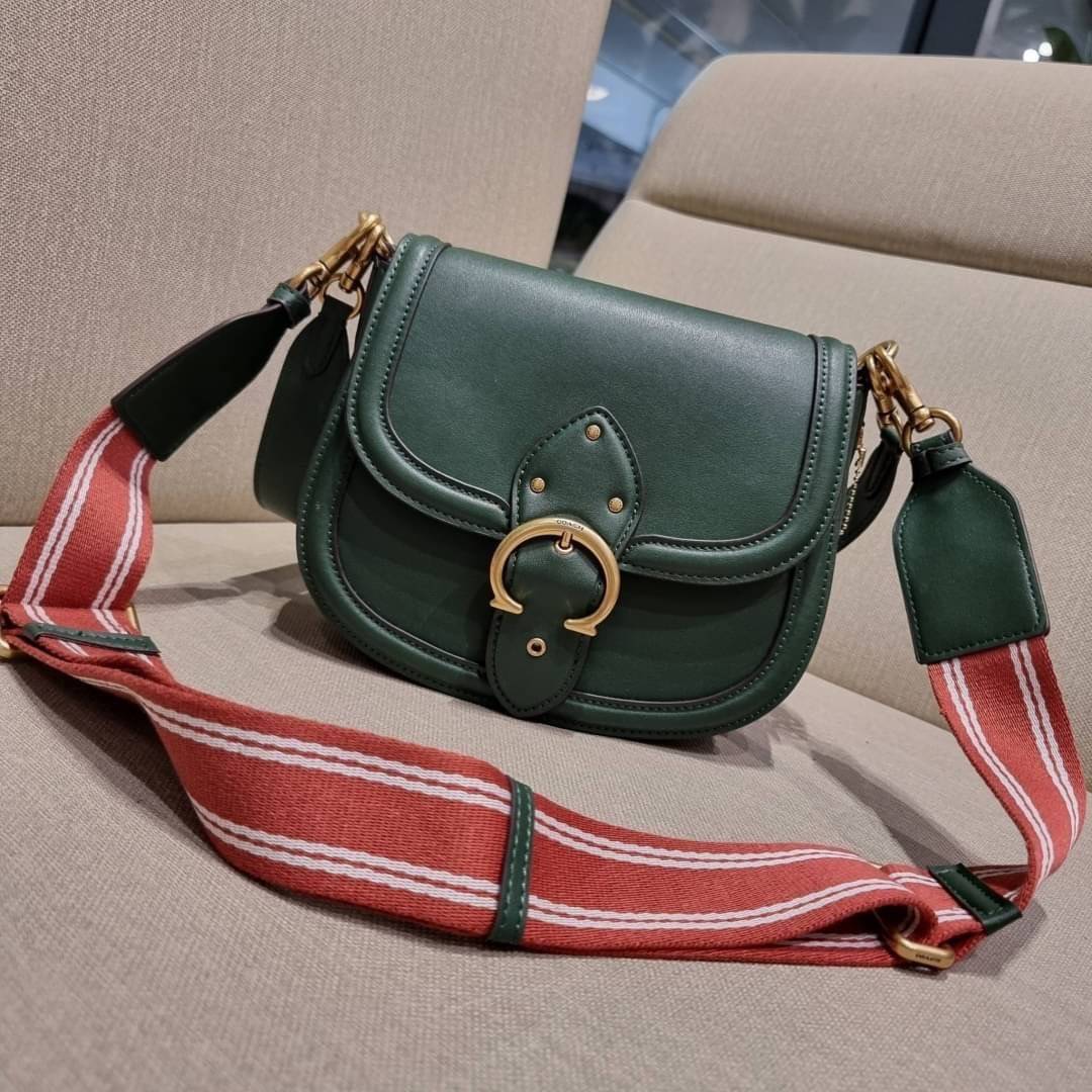 COACH C0749 BEAT SADDLE BAG The best item! ที่สาวๆรอคอย! ฮอตไฟลุก! สีหายาก ละมุนคุณหนู คอลเลคชั่นใหม่ ดีไซน์หรูหรา พิเศษมากๆมาพร้อมสายสะพาย 2 เส้น ใช้คู่กันหรือแยกสะพายก็สวยครบสูตร กระเป๋าสะพายทรง saddle คลาสสิค วัสดุหนัง glove-tanned ทนทาน เปิด-ปิดด้วยกร