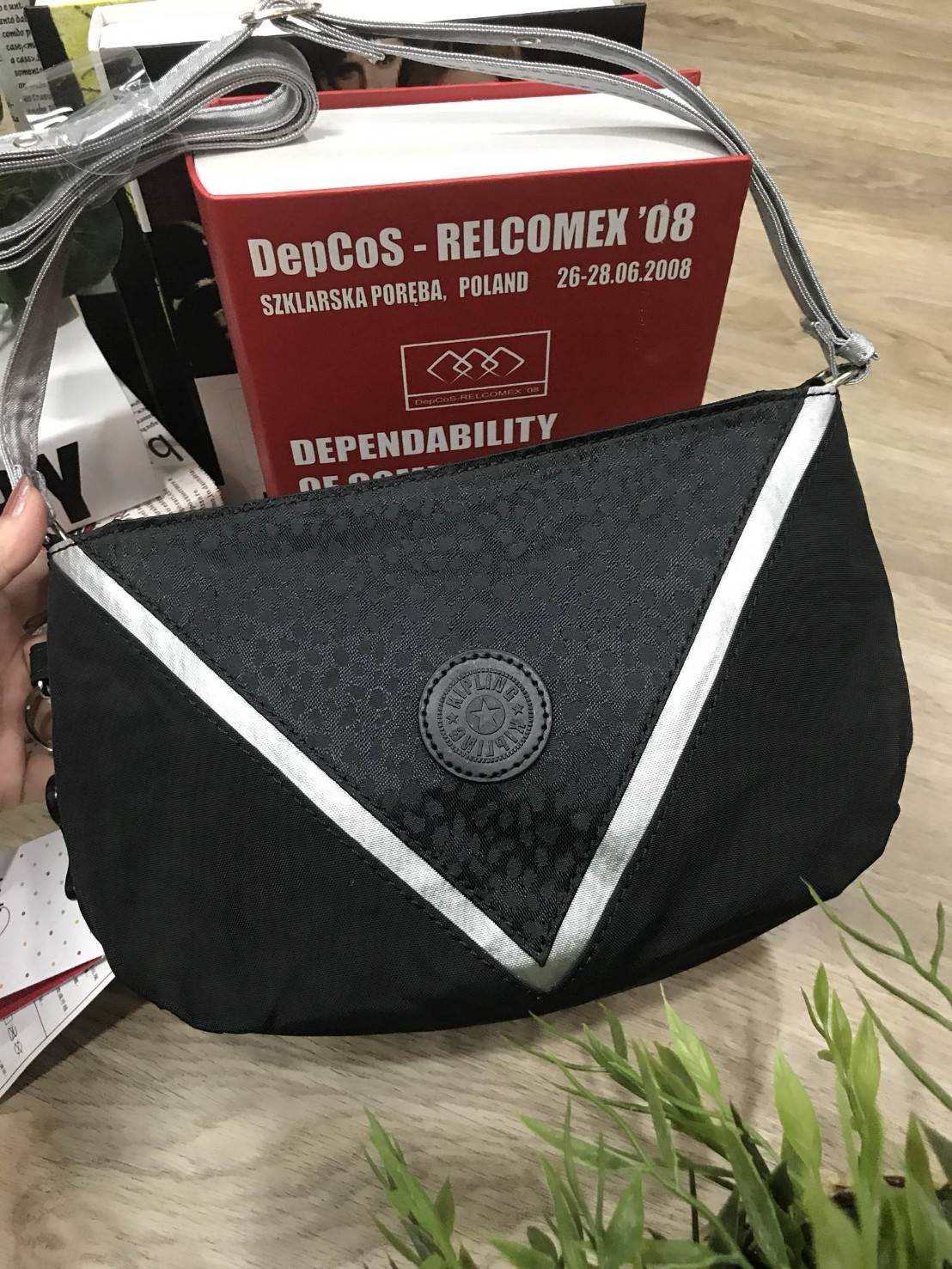 NEW ARRIVAL! KIPLING WOMENS PARTY SHOULDER BAG กระเป๋าสะพาย Party Bag รุ่นใหม่ล่าสุดวัสดุ Nylon + Polyester 100% กันน้ำ น้ำหนักเบา เปิดปิดด้วยซิป หัวซิปแบรนด์ ภายในมีโลโก้และช่องซิป ใส่กระเป๋าสตางค์ ของใช้จุกจิกได้เยอะ สายสะพายยาวปรับได้ 5 ระดับ พร้อมพวงก