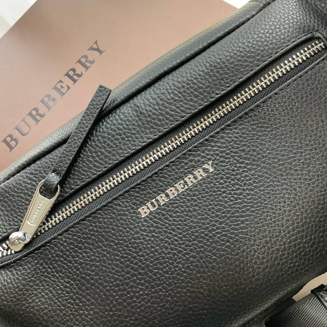 Burberry Medium Monogram Motif Leather Bum Bag / BURBERRY BELT LEATHER VIP วัสดุหนังแท้เต็มใบ คาดเอว คาดอกแบบ UNISEX ใช้ได้ทุกเพศ ด้านหน้าประดับลายแบรนด์สีน้ำตาลสุดเท่ ด้านในเปิดปิดด้วยซิปยาว ใส่มือถือได้ทุกรุ่น