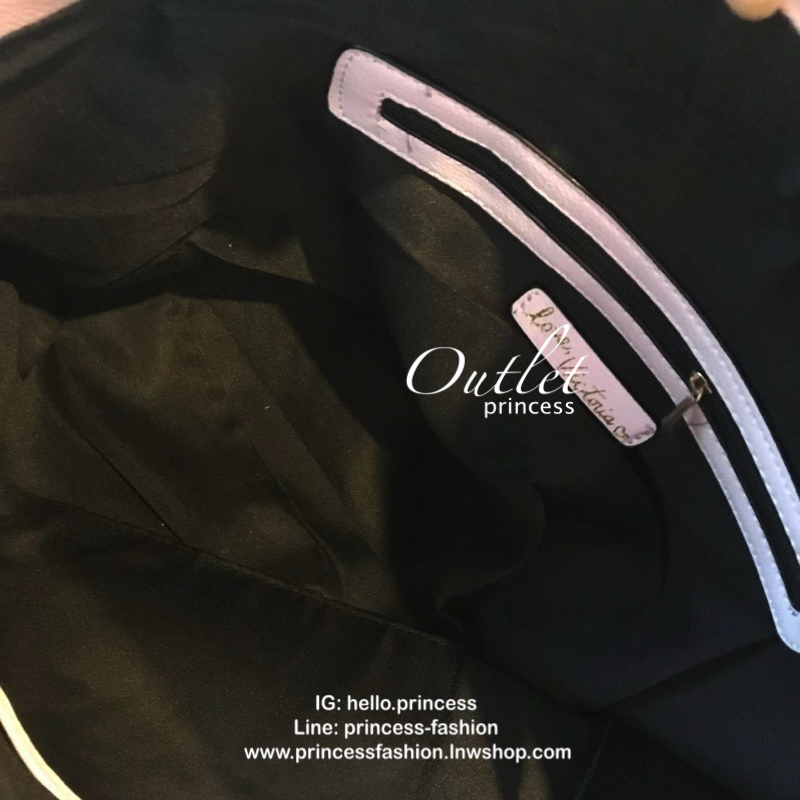 Victoria’s Secret Quileted Tote Bag กระเป๋าถือหรือสะพายลายหนังแกะสังเคราะห์อยู่ทรงสวย ดีไซน์ลายริ้วเป็นตัววี ด้านหน้าประดับด้วยโลโก้อะไหล่ทอง เปิดปิดด้วยซิปเดียว ภายในมีช่องโล่งและช่องเล็กไว้แบ่งเก็บของ ใส่หนังสือ เอกสาร A4 Notebook ipad กระเป๋าสตางค์ ของ