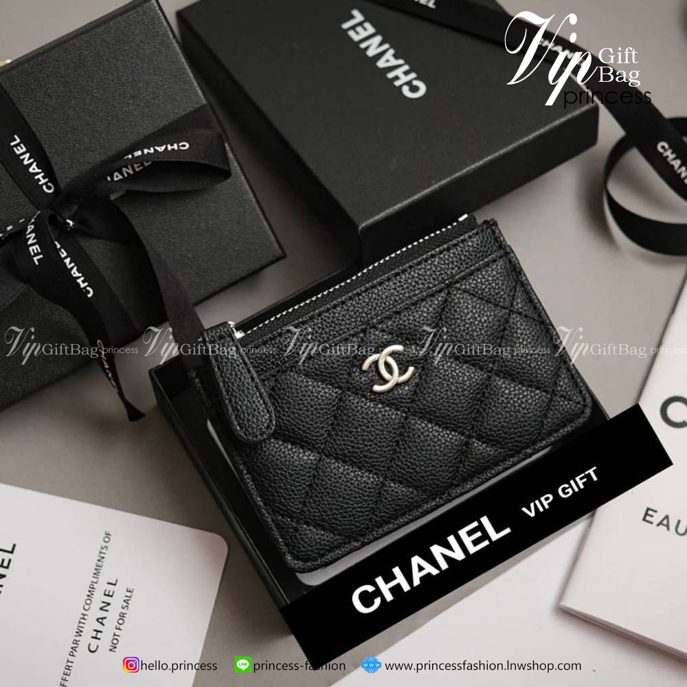 BEST SELLER!! พร้อมส่งอีกครั้งค่า!!! งานหรูเว่อวัง พร้อมส่งคะ CHANEL CARD HOLDER IN BLACK 💳 จากพรีเมี่ยมกิ้ฟแบรนด์หรูอย่าง CHANEL ดีไซน์สวยเก๋ ประดับ LOGO BRAND **อะไหล่เงิน ขนาดกำลังน่ารัก ใส่บัตรได้ถึง 4 ใบ(ยังไม่รวมช่องซิป) พกพาสะดวก ด้านในเปิด