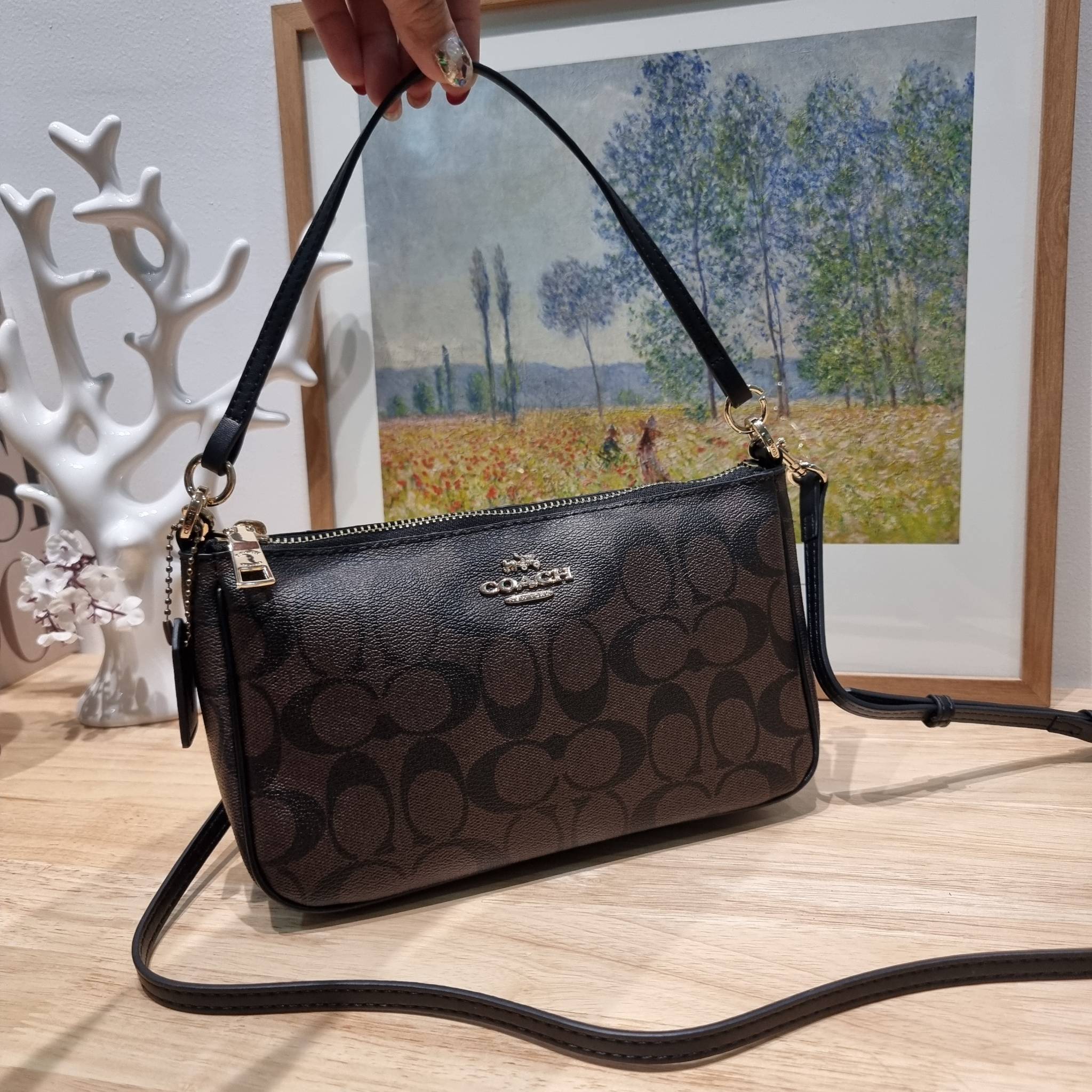 COACH TOP HANDLE POUCH F58321 พร้อมส่ง 9 สี กระเป๋าทรงพอช ยอดฮิต ยกขึ้นแท่น ด้วยดีไซน์ที่ออกมาให้ใช้งานได้ง่าย ขนาดกำลังเหมาะ