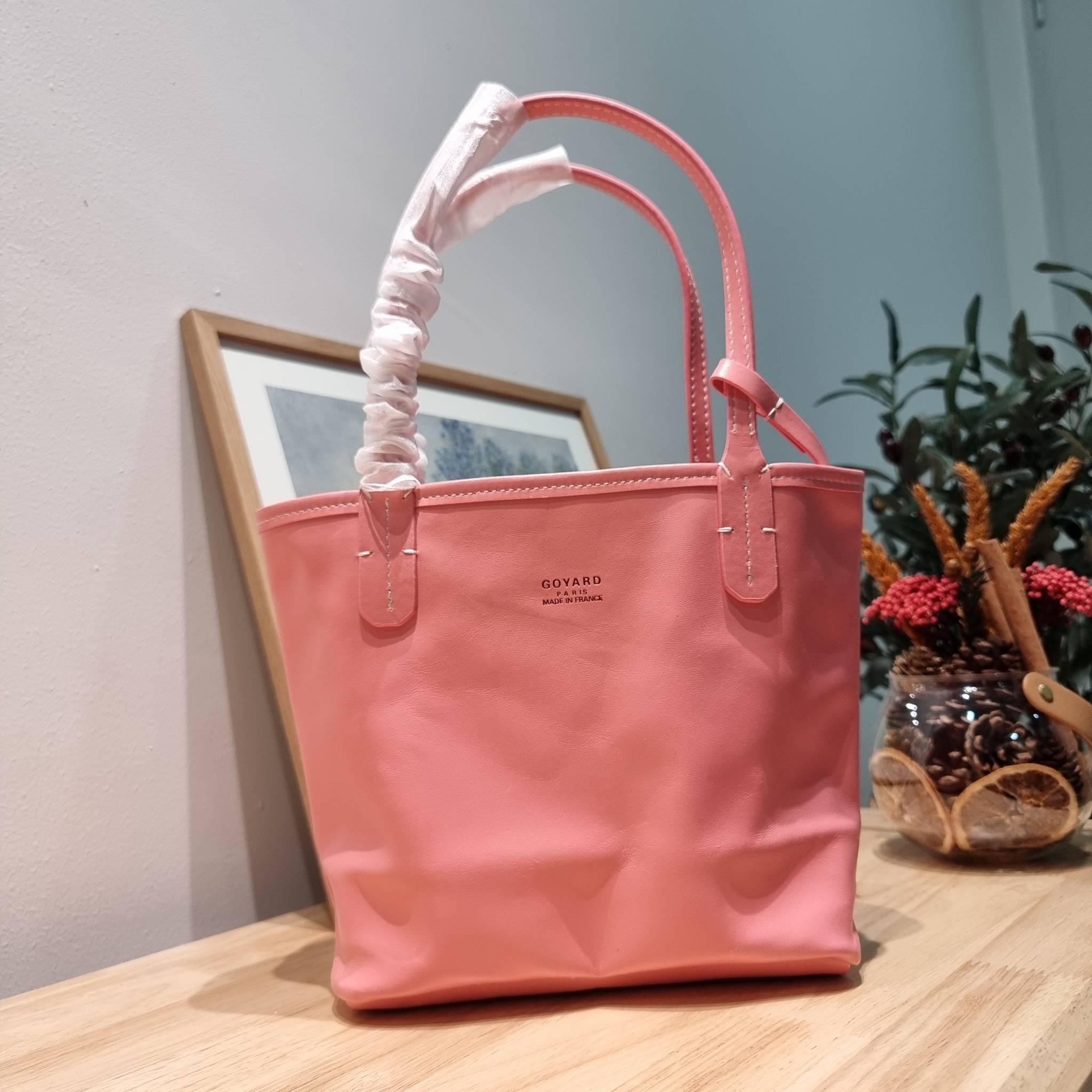 GOYARD MINI ANJOU REVERSIBLE TOTE ฮอตไอเท็ม กับกระเป๋าสะพายทรงโท้ท ไซส์มินิ กะทัดรัดมาก มาครบสีขายดี เลิศทุกสี รูปทรงคลาสสิค ดีไซน์เป็นเอกลักษณ์ ใช้งานได้หลากหลาย สามารถกลับด้านใช้ได้แบบไม่มีเบื่อ