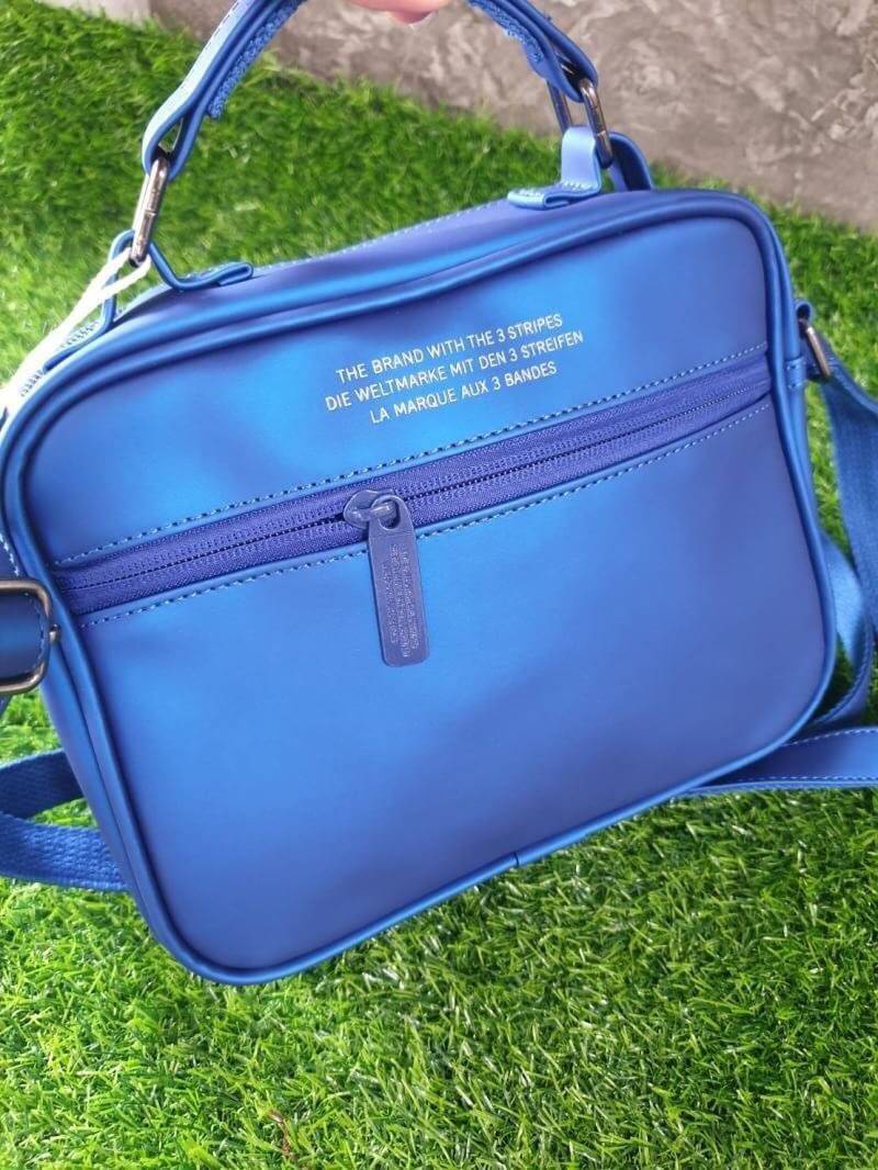 adidas 3D airline shoulder bag ทรงสปอร์ต รุ่นนี้มาใหม่ไฉไลกว่าเดิม แบบลาย 3D ใหม่สวยๆ ด้านหน้าติดโลโก้แบรนด์ บนพื้น 3D ด้านหลังพื้นเรียบมีช่องซิป รุ่นนี้มีที่จับสามารถถือได้หยิบใช้งานสะดวก เปิดปิดด้วยซิปอะไหล่ปั๊มแบรนด์ ด้านในเป็นช่องกว้าง มีช่องซิปด้านใน