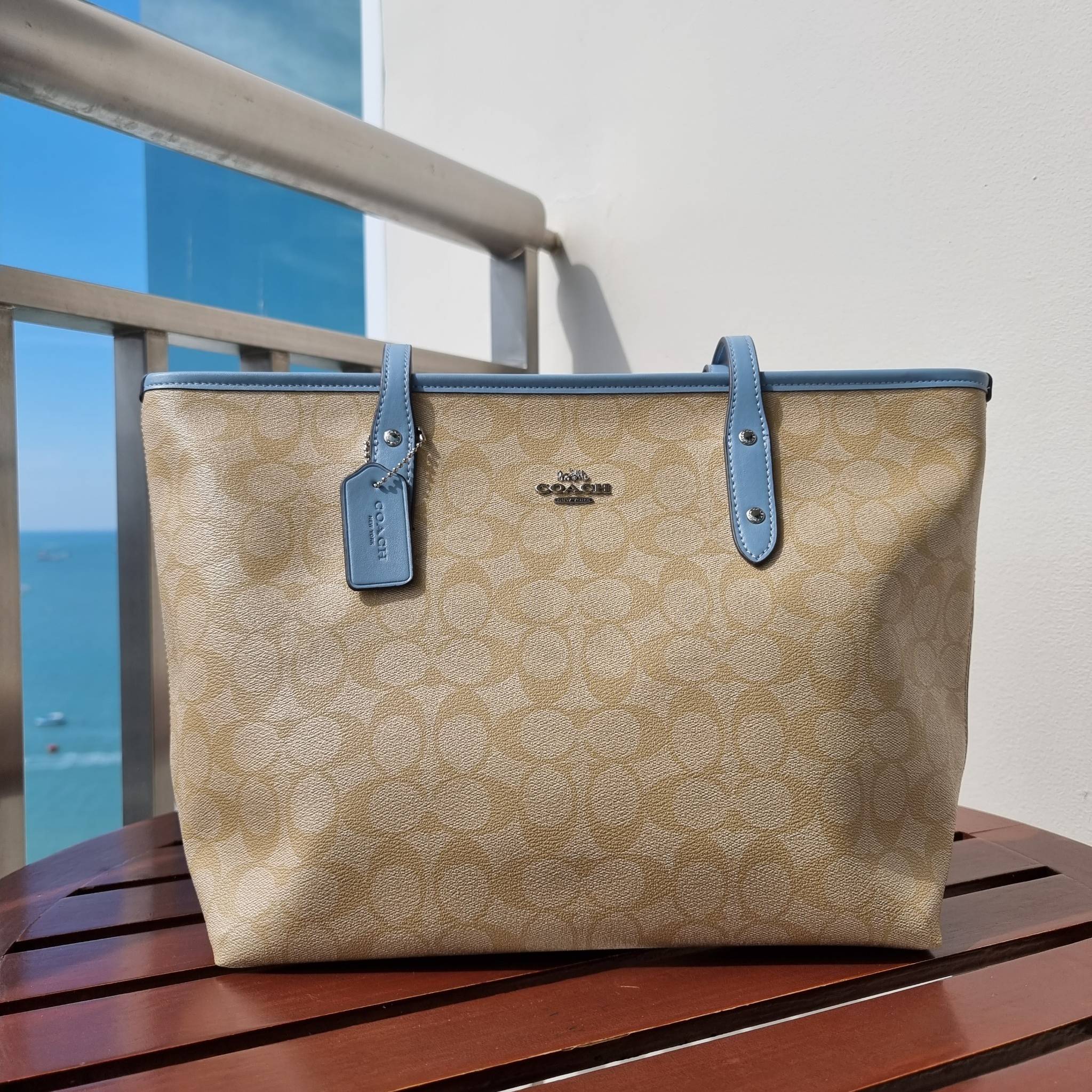 OUTLET 】COACH F58292 CITY ZIP TOTE IN SIGNATURE 16" รุ่นขายดี!! ไซส์ใหญ่ สีสวยมาให้แบบจัดเต็ม!! กระเป๋าถือทรงโท้ทใบใหญ่ สวยน่าใช้ทุกสี สะพายคล้องไหล่ได้เก๋ๆ จุของแน่นๆไปเลยจ้า!! วัสดุหนังแคนวาสคุณภาพ ปากกระเป๋าเปิด-ปิดด้วยซิป กันของหล่นได้ ถือไปไหนก็