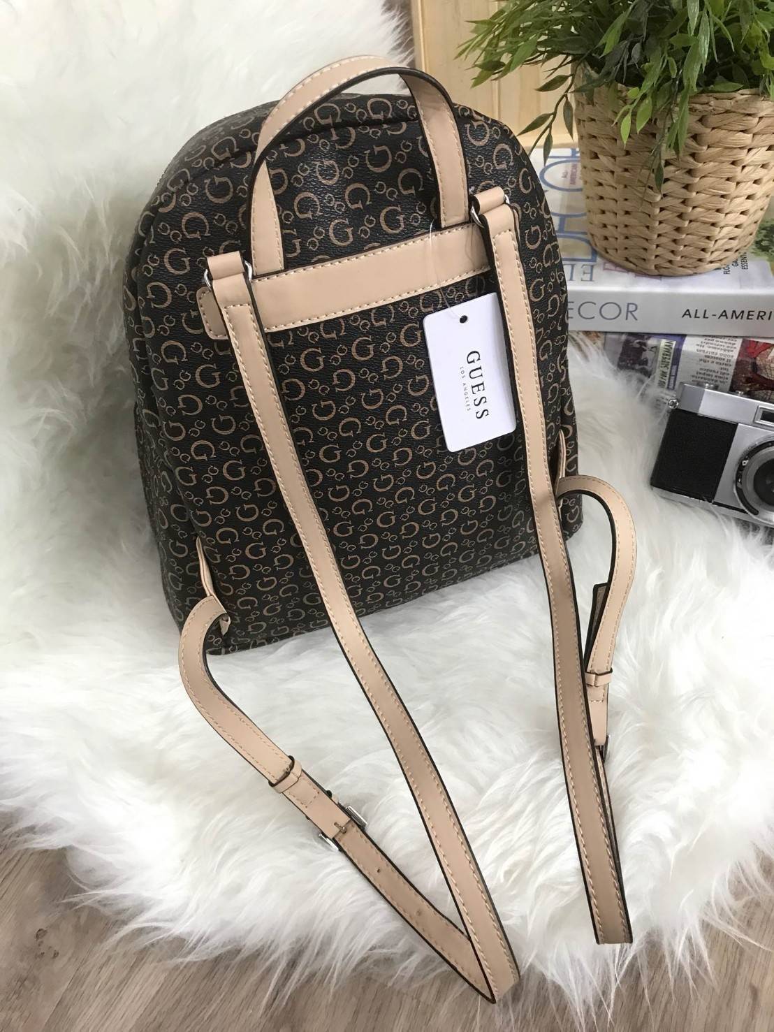 GUESS WOMAN'S FACTORY BACKPACK กระเป๋าเป้ขนาดกำลังดี วัสดุหนังแกะสังเคราะห์เนื้อนิ่ม น้ำหนักเบา มีหูหิ้ว เเละสายสะพายหลังเลื่อนปรับได้ ด้านหน้ามีโลโก้ และช่องซิป เปิดปิดด้วย ภายในกว้าง ใส่ iPad ได้ มากับราคาสุดคุ้มค่ะ