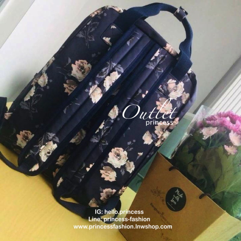 Cath Kidston Backpack Bag กระเป๋าเป้สไตล์วินเทจรุ่นสุดฮิต เป็นอีกรุ่นที่สาวๆถามถึงกันเยอะค่ะ วัสดุ Canvas เคลือบ PVC กันน้ำสามารถเช็ดทำความสะอาดได้ง่าย น้ำหนักเบา เปิดปิดกระเป๋าด้วยซิปสะดวกใช้ พร้อมช่องซิปด้านหน้ากระเป๋าอีกหนึ่งช่องใช้งาน ด้านในโล่งกว้างม