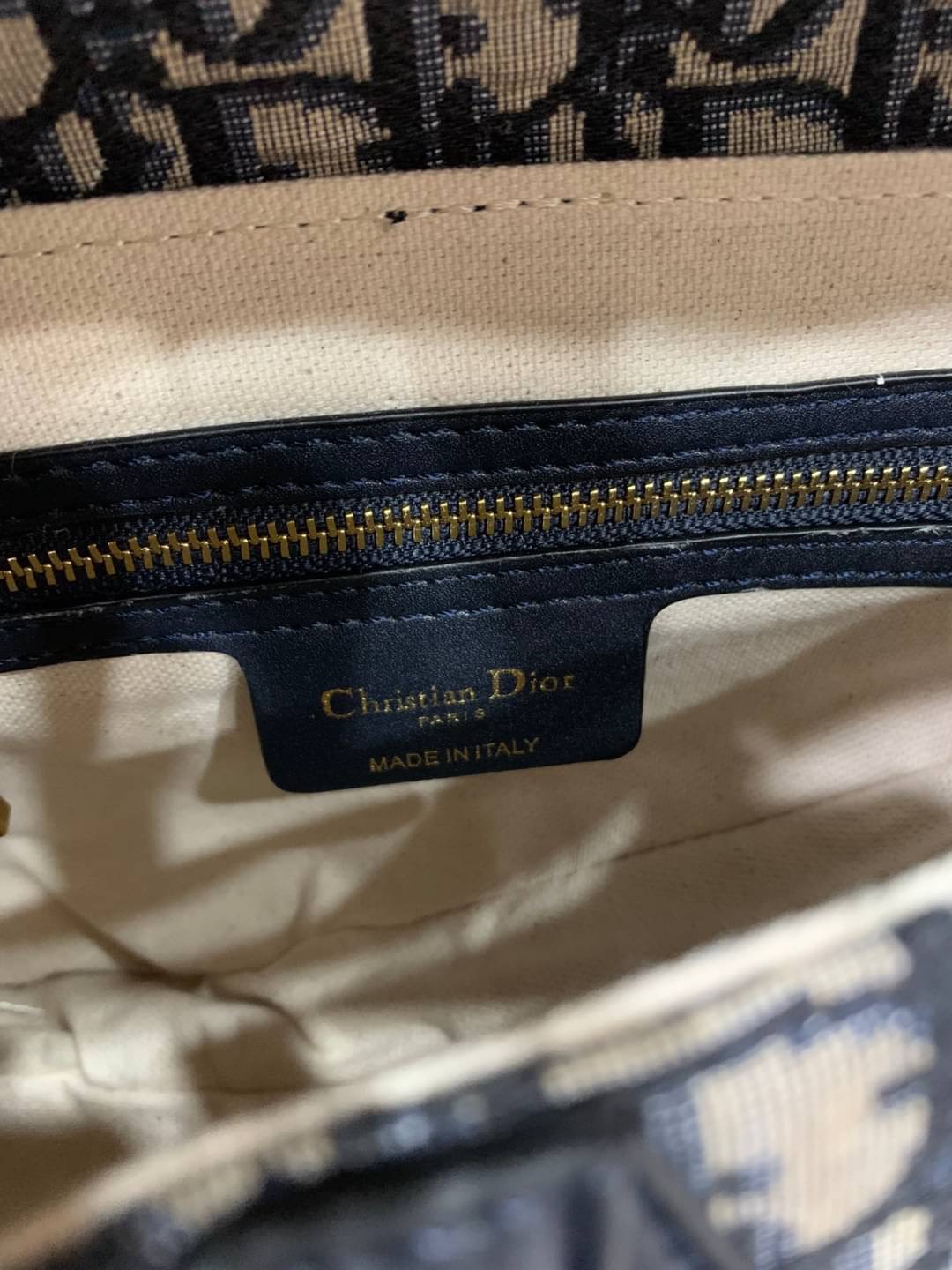 VIP GIFT CHRISTIAN DIOR Oblique Canvas Saddle Bag กระเป๋ารุ่นยอดนิยมตามแบบฉบับแบรนด์ ใช้งานได้ 2 แบบ สะพายยาว CROSSBODY และสายสั้นถือได้เก๋ๆ ลุคนี้คูลสุดๆ เลยค่าา ภาพถ่ายจากสินค้าจริง! สวยมาก พร้อมส่งที่ไทยราคาสุดคุ้ม สาวๆ ห้ามพลาดค่ะ!