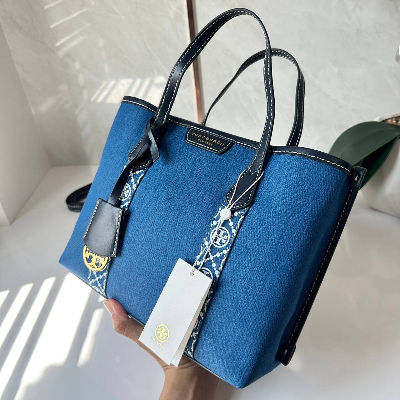 TORY BURCH PERRY DENIM TRIPLE-COMPARTMENT SMALL TOTE BAG กระเป๋าคล้องแขนและสะพายไหล่ทรงโท้ท คอลเลคชั่นใหม่ล่าสุด สวยหรู ลุคคุณนาย