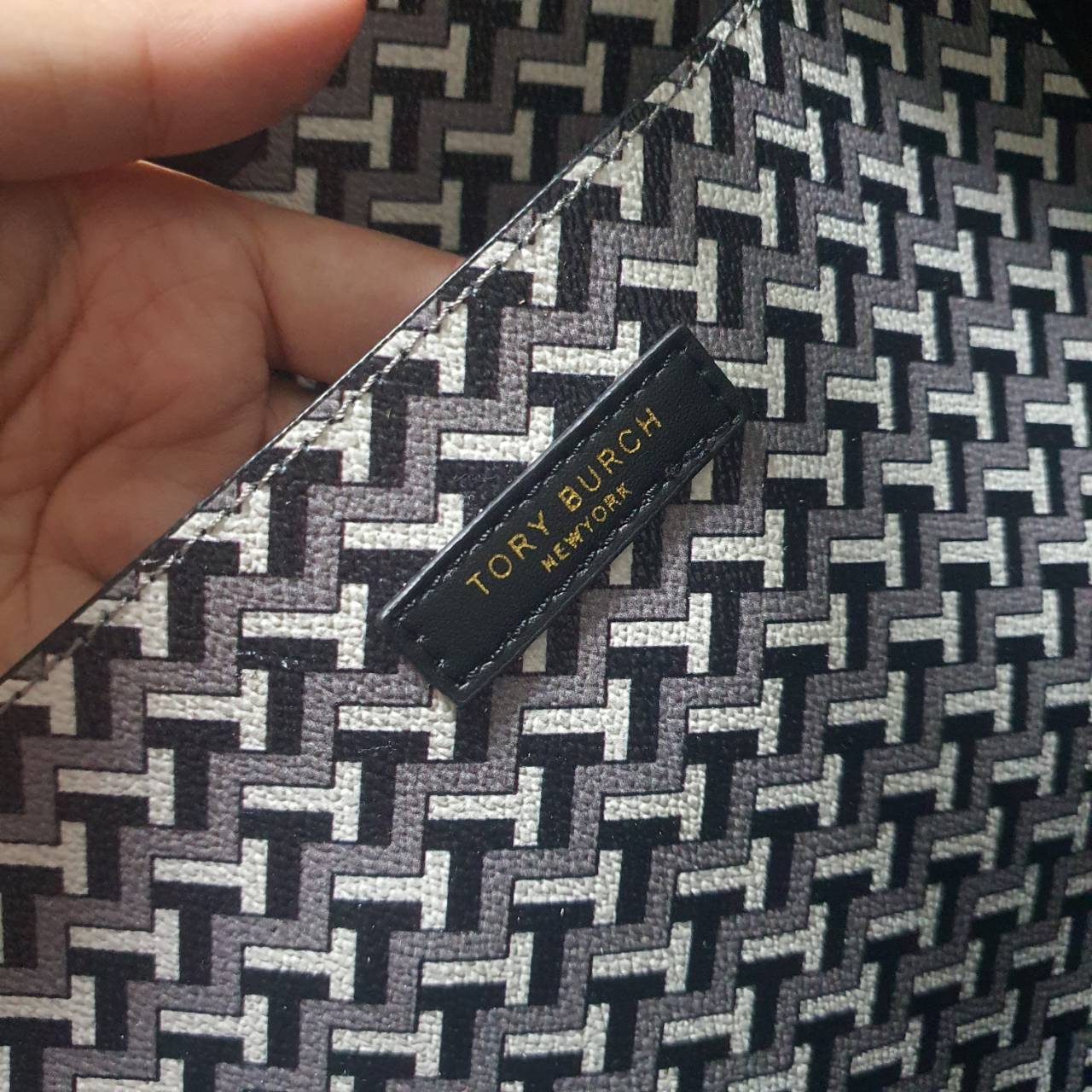 TORY BURCH T LINK TOTE BAG กระเป๋าสะพายไหล่ทรงช้อปปิ้ง ทรงคลาสสิค ฮิตตลอดกาล ทรงสวยขนาดกำลังดี ตัวกระเป๋า วัสดุหนัง PU ด้านหน้าติดโลโก้แบรนด์มาพร้อมที่คล้องกุญแจ ตัดแถบเส้นลายกราฟฟิค เปิดปิดด้วยกระดุมแม่เหล็ก ภายในมีช่องแยกลายแบรนด์สวยงาม โล่งกว้าง ภายในบ