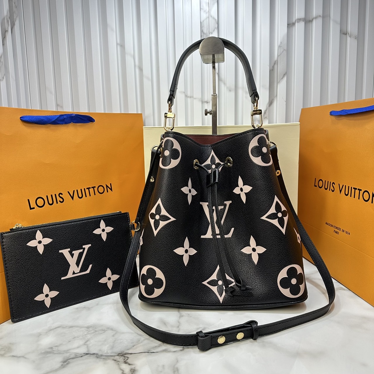 LV NeoNoe Bucket Bag / LV NéoNoé MM Bicolor Monogram Empreinte Leather กระเป๋าสะพายทรงบัคเก็ตใบใหญ่ โดดเด่นและเป็นเอกลักษณ์ด้วยการตกแต่งลายพิมพ์