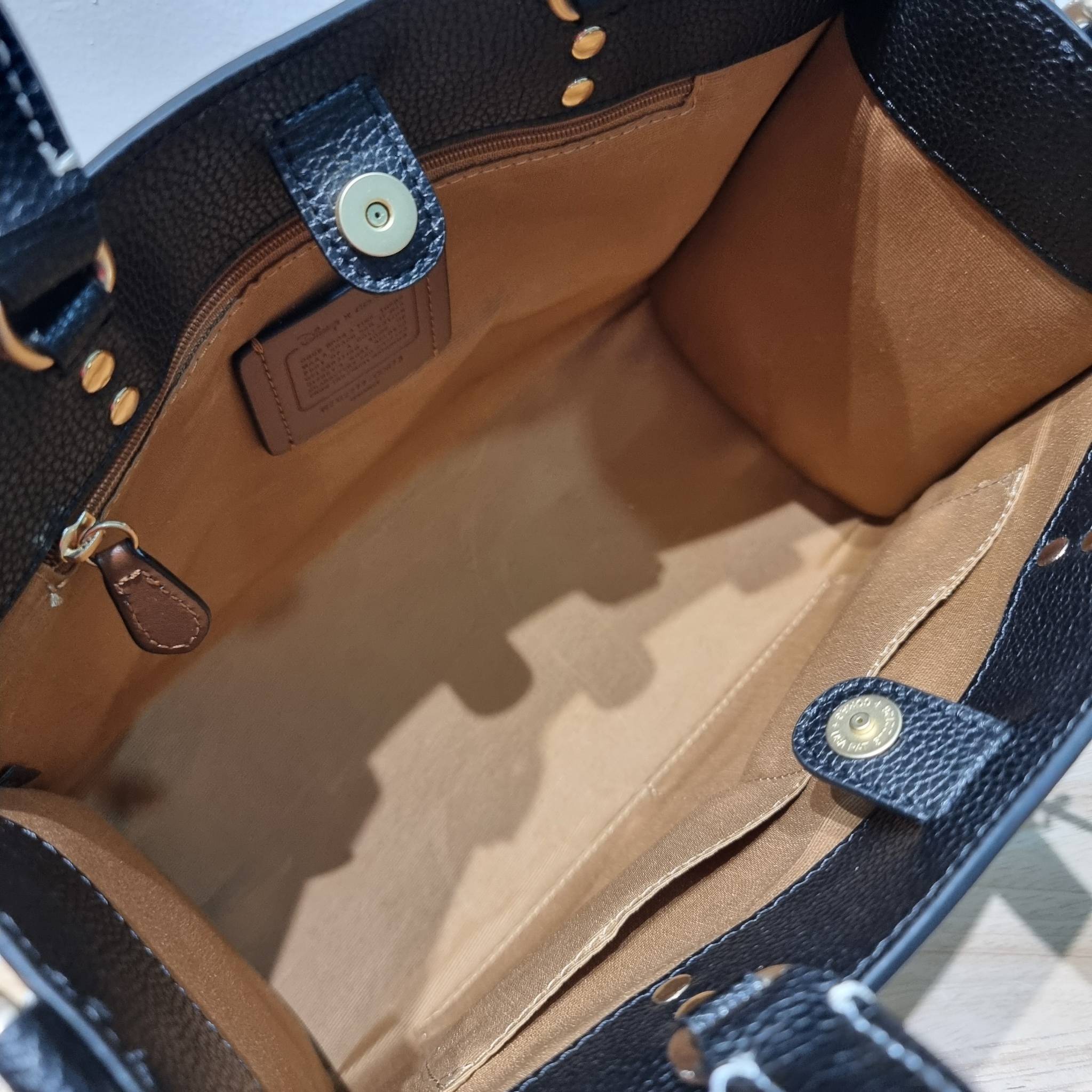 Coach Disney X Coach Dempsey Carryall In Signature Canvas With Patches CC873 คอลเลคชั่นใหม่ กับเหล่ายัยตัวร้าย ที่ไม่มีใครไม่รู้จัก!! กับกระเป๋าทรงโท้ท ไซส์ใหญ่ที่สามารถจุของได้แบบไม่ต้องกังวล ฟังก์ชั่นการใช้งานสะดวกที่สุด ดีไซน์ลวดลายแพทช์โดดเด่น มีทั้งส