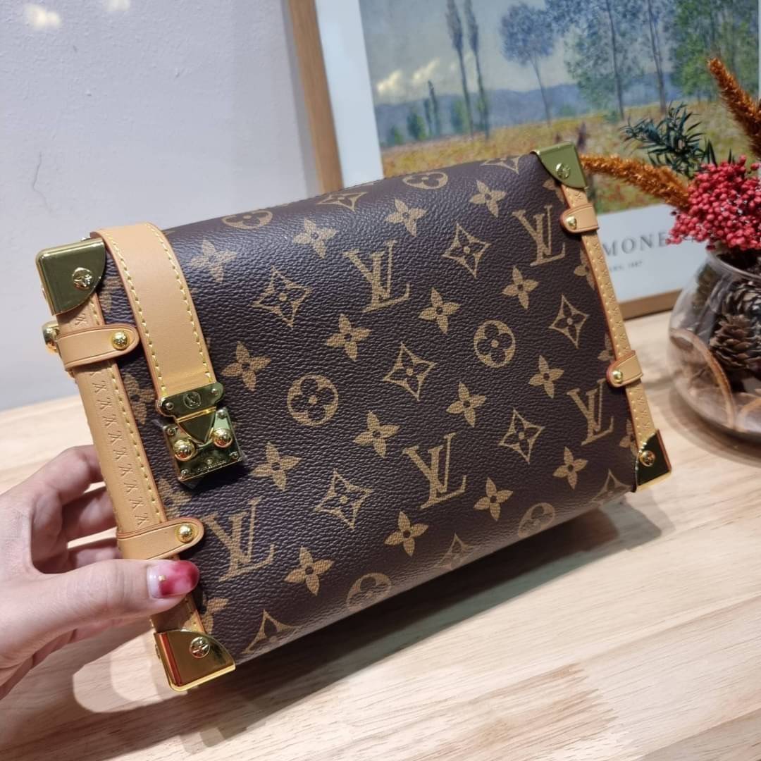 LV SIDE TRUNK MONOGRAM สุดยอดกระเป๋าไอคอนนิค ทรงสวย ใหม่ล่าสุด สวยมีเสน่ห์ รูปทรงกล่อง โดดเด่นด้วยหมุดเข้ามุม ซิปเปิด-ปิดล็อคได้ วัสดุหนังแคนวาส