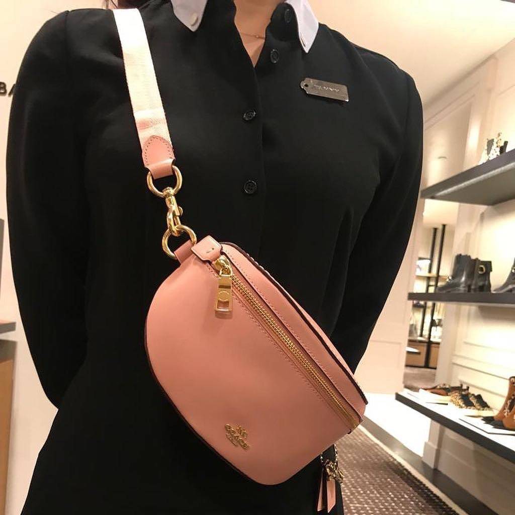 COACH SELENA BELT BAG WITH BUNNY (39315 Pink) / (39316 Black) กระเป๋าสะพาย/คาดอก/คาดเอว รุ่น Limited Edition น่ารักมาก💕 วัสดุหนังแท้ หนังนิ่มอยู่ทรง เปิด-ปิด ด้วยซิป ใส่ Iphone+ กระเป๋าสตางค์ใบสั้น ใส่ของจุกจิกได้ ด้านหลังมีอีก 1 ช่องซิป สายปรับระ