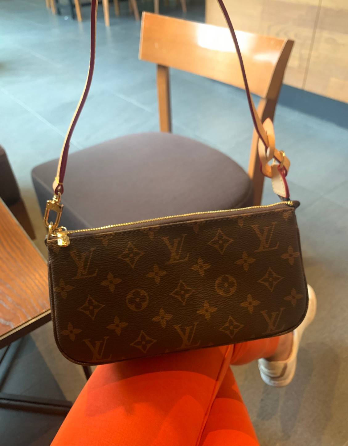 น้องน่ารักน่าใช้มากๆค่ะ LOUIS VUITTON POCHETTE ((Premium Gift Lv)) กระเป๋าหิ้ว//คล้องไหล่//สะพายข้าง//หรือถือแบบคลัท ชิลๆได้เลยค่า หนังแกะแท้นิ่มสวย เปิดปิดกระเป๋าแบบซิป ภายในสามารถใส่กระเป๋าเงินใบกลางได้; มือถือได้;พาสปอร์ตได้;ของจำเป็นจุกจิกสาวๆได้เยอะเ