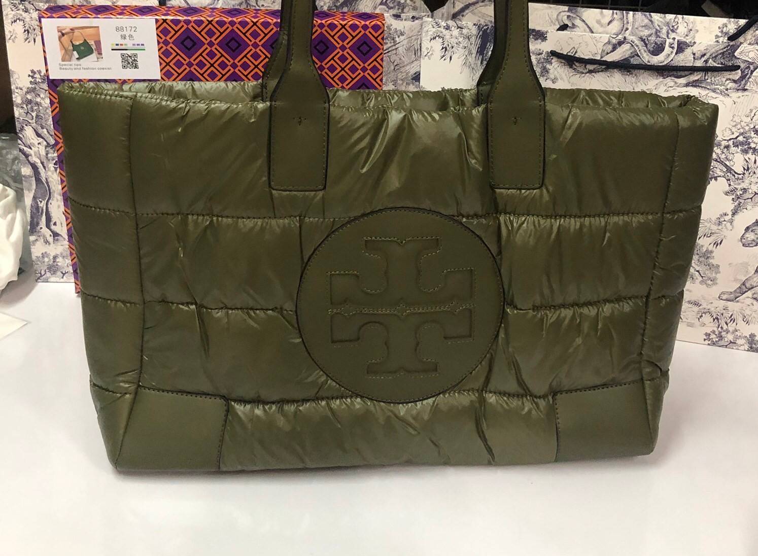 พร้อมส่งที่ไทย TORY BURCH Ella Puffer Tote Bag 40cm กระเป๋าโท้ทใบใหญ่ ภายในโล่งกว้าง จุของได้เยอะ ภาพสินค้าถ่ายจากงานขายจริง ใช้งานต่างประเทศได้