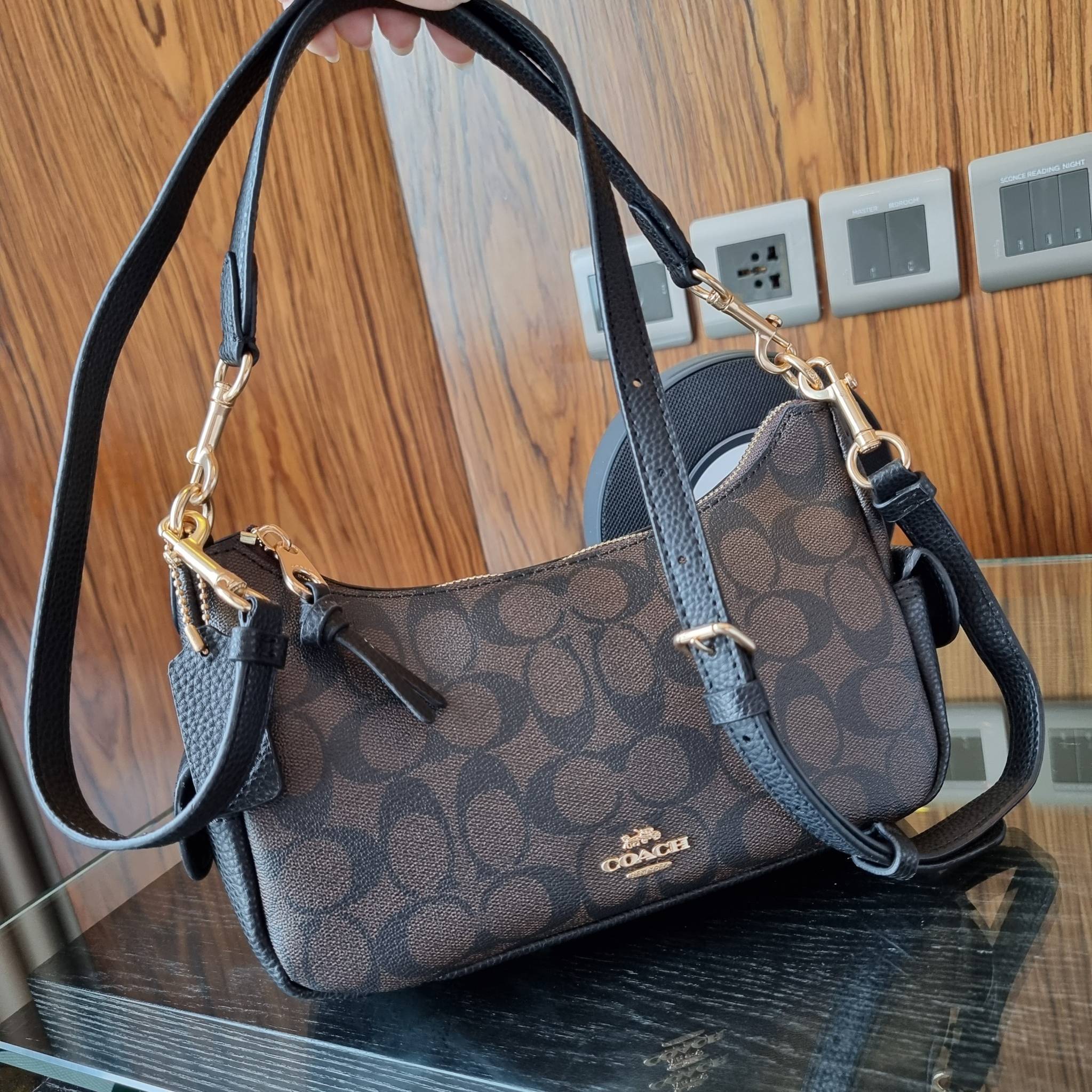 COACH C7223 PENNY SHOULDER BAG 25 IN SIGNATURE CANVAS คอลเลคชั่นเพนนีสุดคิ้วท์ ในรูปแบบของกระเป๋าสะพายไหล่กึ่งทรงพอช พร้อมเสิร์ฟความสวยถึงบ้านไปเลย!! ด้วยดีไซน์คลาสสิคย้อนยุค ที่แอบแฝงความเรียบหรู มาพร้อมสายสะพาย 2 เส้น เป็นสายคล้องมือและสายสะพายครอสบอดี้