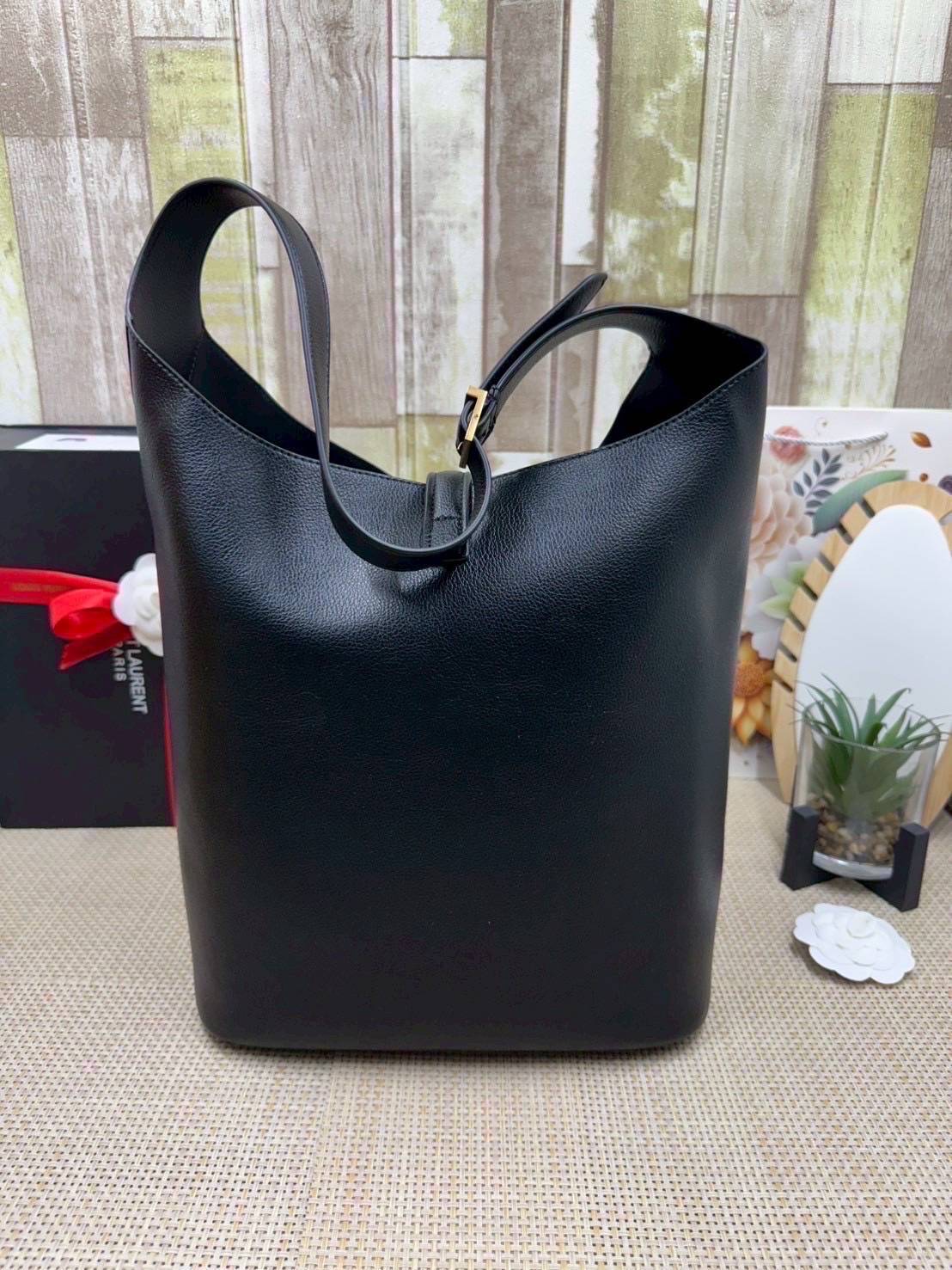 ORI หนังแท้ | YSL LE 5 À 7 hobo in grained leather 30cm / YSL Bucket Bag กระเป๋าสะพายทรงบัคเก็ต งานหนังแท้ลายเกรนใบใหญ่ ดีไซน์รูปทรงใช้งานง่าย ภายในโล่งกว้างมาก มาพร้อมใบเล็กเข้าชุด