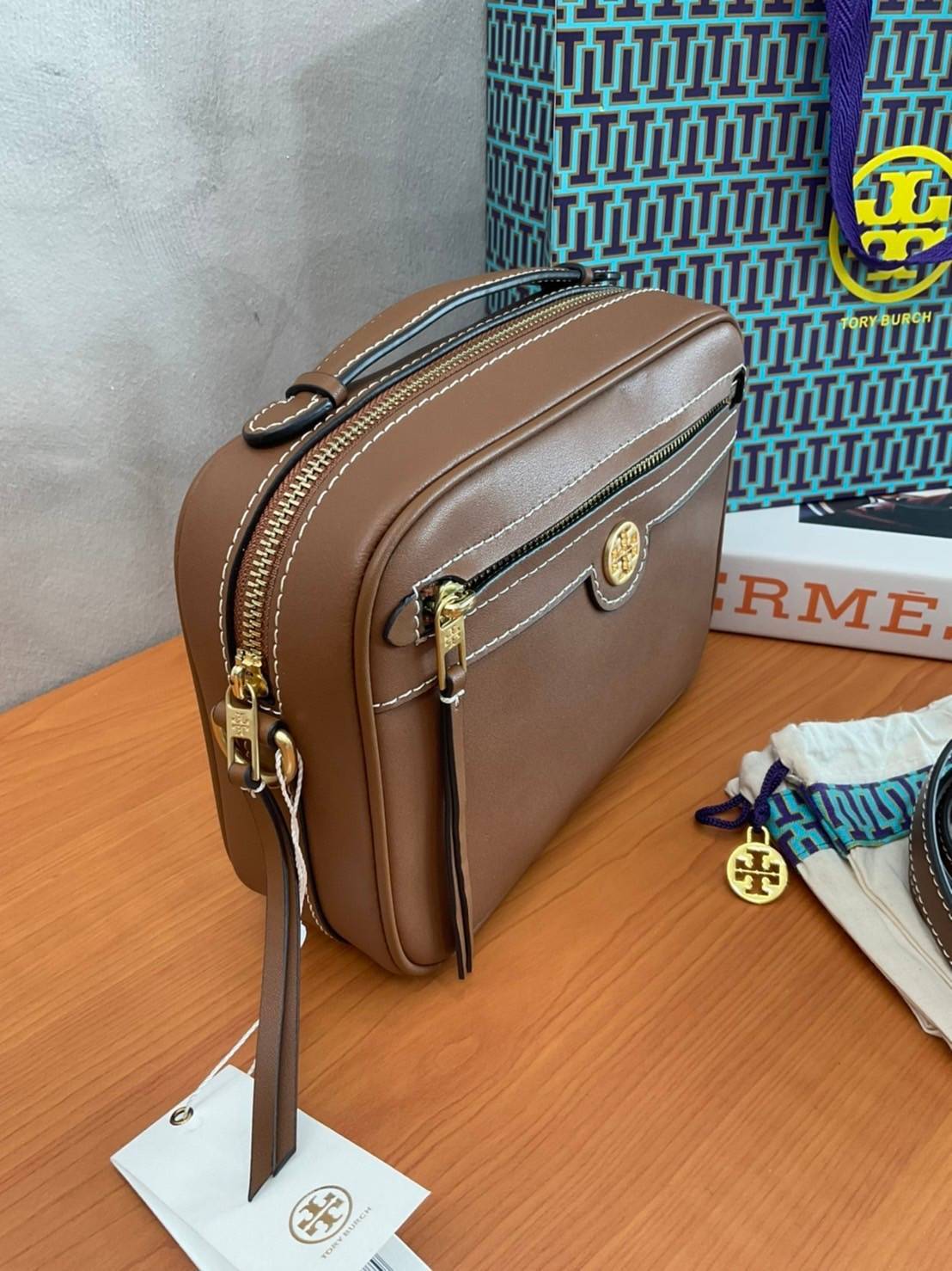 TORY BURCH T MONOGRAM JACQUARD CAMERA BAG กระเป๋าสะพาย Crossbody วัสดุหนังวัวแท้ การออกแบบเรียบง่าย ยังคงความหรูหราเอาไว้ โดดเด่นด้วยลวดลาย T Monogram มาพร้อมสายสะพายยาวแบบสปอร์ต ถอดออกได้ สายปรับระดับได้ ตอบสนองการใช้งานได้ดี มีหูหิ้วด้านบนสามารถใช้งานได