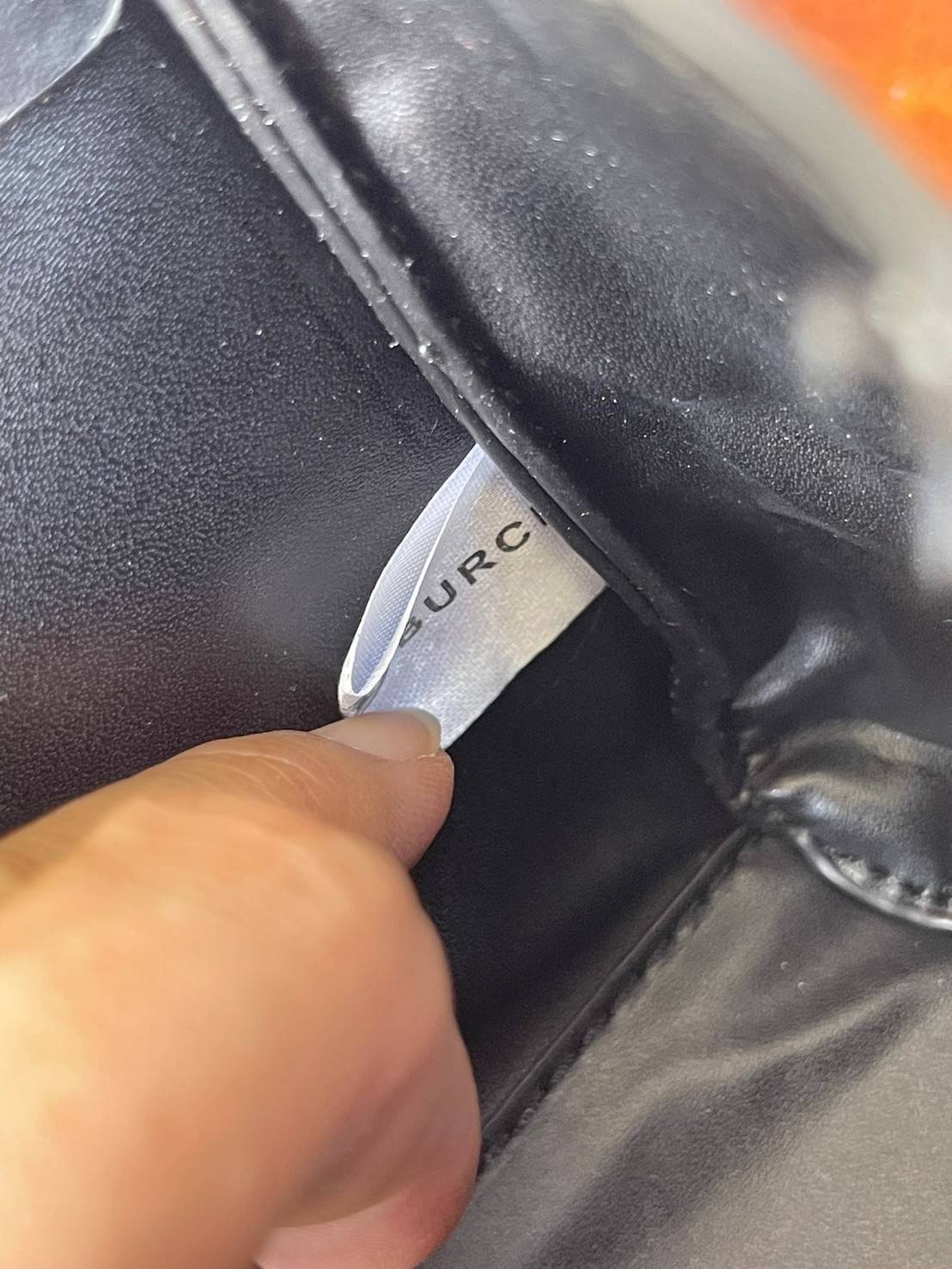 TORY BURCH Fleming Convertible Shoulder Bag ดีไซน์น่ารัก ดูแพงไม่เป็นรองใคร ใช้ได้ทั้งทั่วไปและออกงาน สาว ๆ คนไหนที่กำลังมองหากระเป๋าสะพายไหล่น่ารัก ๆ สักใบที่มีดีไซน์โดดเด่น สะดุดตาล่ะก็ไม่ควรพลาดกับ Collection นี้เลยค่ะ เพราะ Fleming นั้นเป็นรุ่นที่เรีย