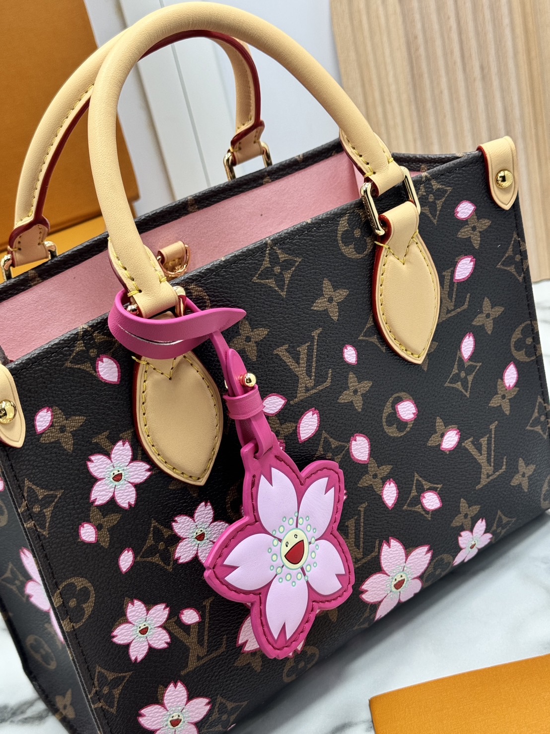 TOP ORI หนังแท้ | เกรดดีสุด LV x TM - OnTheGo Cherry Blossom PM bag กระเป๋าทรงโท้ทที่ใครเห็นต้องเป็นคลั่งรัก ปรับลุคให้มีชีวิตชีวาด้วยลายดอกไม้เชอรี่บลอสซั่ม คอลใหม่สุดเอ็กซ์คลูซีฟ