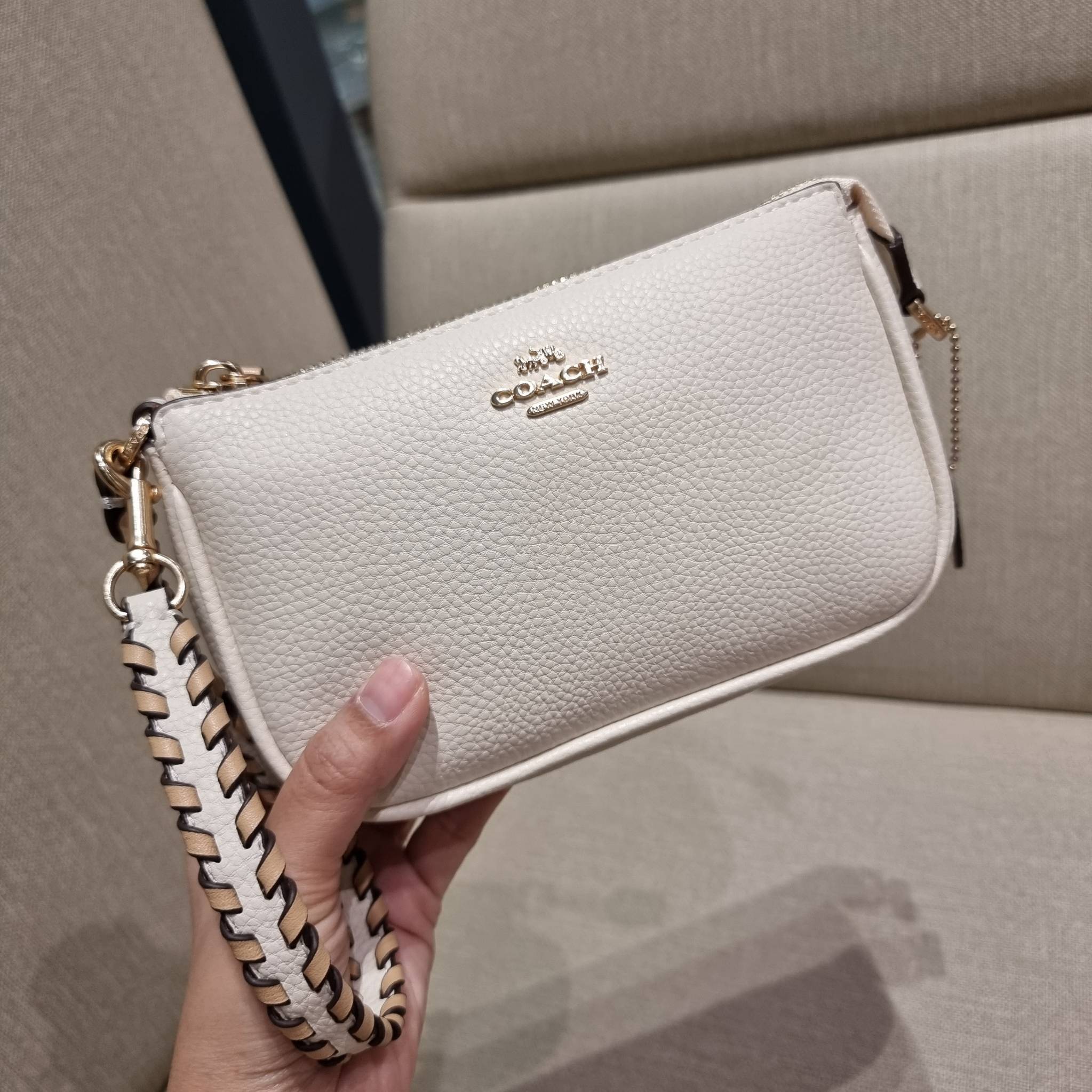 COACH C4233 NOLITA 19 WITH WHIPSTITCH คอลเลคชั่น rare item น่ารักน่าใช้ ในสไตล์คลาสสิค กระเป๋าทรงพอชขนาดมินิ ที่สามารถสะพายไหล่ และกึ่งคล้องมือใช้ได้ 2 สไตล์ ปรับสายให้มาเกี่ยวฝั่งเดียวเพื่อใช้เป็นคล้องมือ หรือปรับเกี่ยวอีกฝั่งใช้คล้องแขน คล้องไหล่ก็เก๋มา