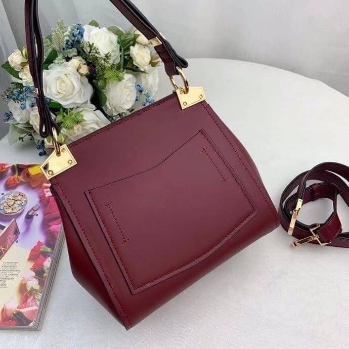 หนังแท้ Givenchy Mini Mystic Calfskin Leather Satchel / Givenchy Top Handle Bag กระเป๋ารุ่นใบใหม่จากแบรนด์หรู การออกแบบเชิงมุมโดดเด่นด้วยแผ่นปิดสามเหลี่ยมที่มีรายละเอียดพร้อมการปิดด้วยแม่เหล็ก double-G พกติดตัวไว้ที่หูหิ้วด้านบนหรือสวมสายสะพายทรงเรียวเพื่