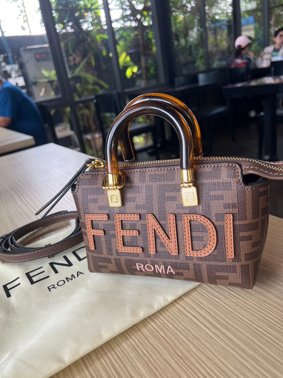 FENDI By The Way Mini Small brown FF fabric Boston bag / FENDI Bag พร้อมส่ง กระเป๋าสะพายใบเล็ก ผลิตจากผ้าแจ็คการ์ดลาย FF เป็นเอกลักษณ์ **สินค้าเกรดออริจินอล 1:1 สลับแท้