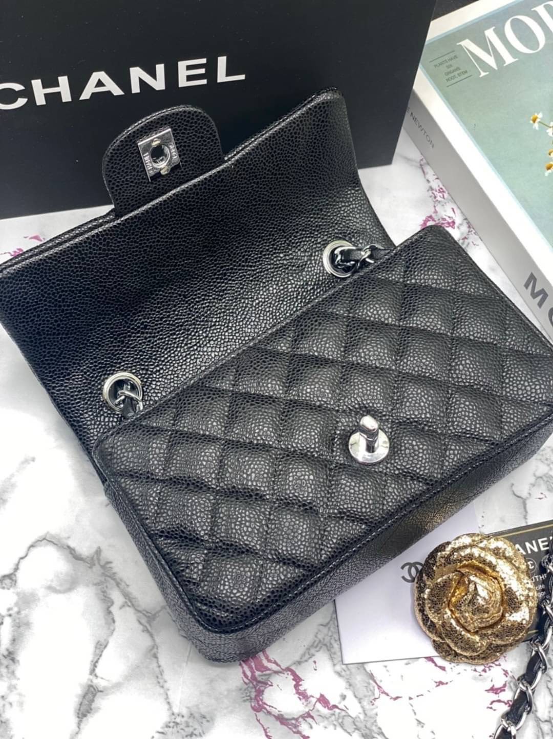 หนังแท้ CHANEL classic 8" black caviar รุ่นยอดนิยมไอเท็มฮิตวัสดุหนังคาเวียร์สวยคลาสสิค ด้านหน้ามีโลโก้แบรนด์อะไหล่ทอง/เงินสวยหรู ภายในสีแดงเบอกันดี้ เป็นใบยอดนิยมของสาวๆ เลยค่าา พร้อมส่งที่ไทยไม่ต้องรอพรีฯ สาวก Chanel Must Have! นะคะ