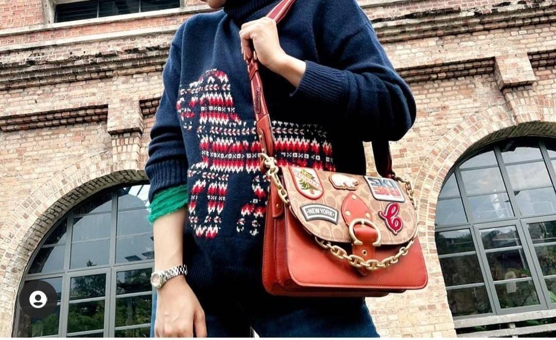 OUTLET 】COACH BEAT SHOULDER BAG IN SIGNATURE CANVAS WITH PATCHES (C6837) ไหวมั้ยเนี้ย!! สวยฟาดอีกแล้วนะยูวว 🤩🌺คอลเลคชั่นใหม่สุดปัง อลังเวอร์!//กระเป๋าถือ สะพายไหล่ลาย SIGNATURE ตกแต่งความเก๋ด้วยแผ่นแปะลวดลายที่มีเฉพาะจาก COACH คอลเลคชั่นนี