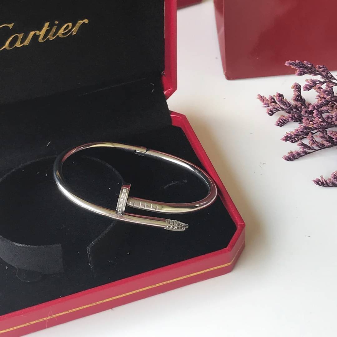 Cartier JUSTE UN CLOU EARRINGS กำไลข้อมือตะปู มี 2 แบบ มีเพชร/ไม่มีเพชร ภาพถ่ายจากงานจริง วัสดุโลหะเคลือบขึ้นเงาตามรูป งานปั้มครบตามรูปเลยค่ะ