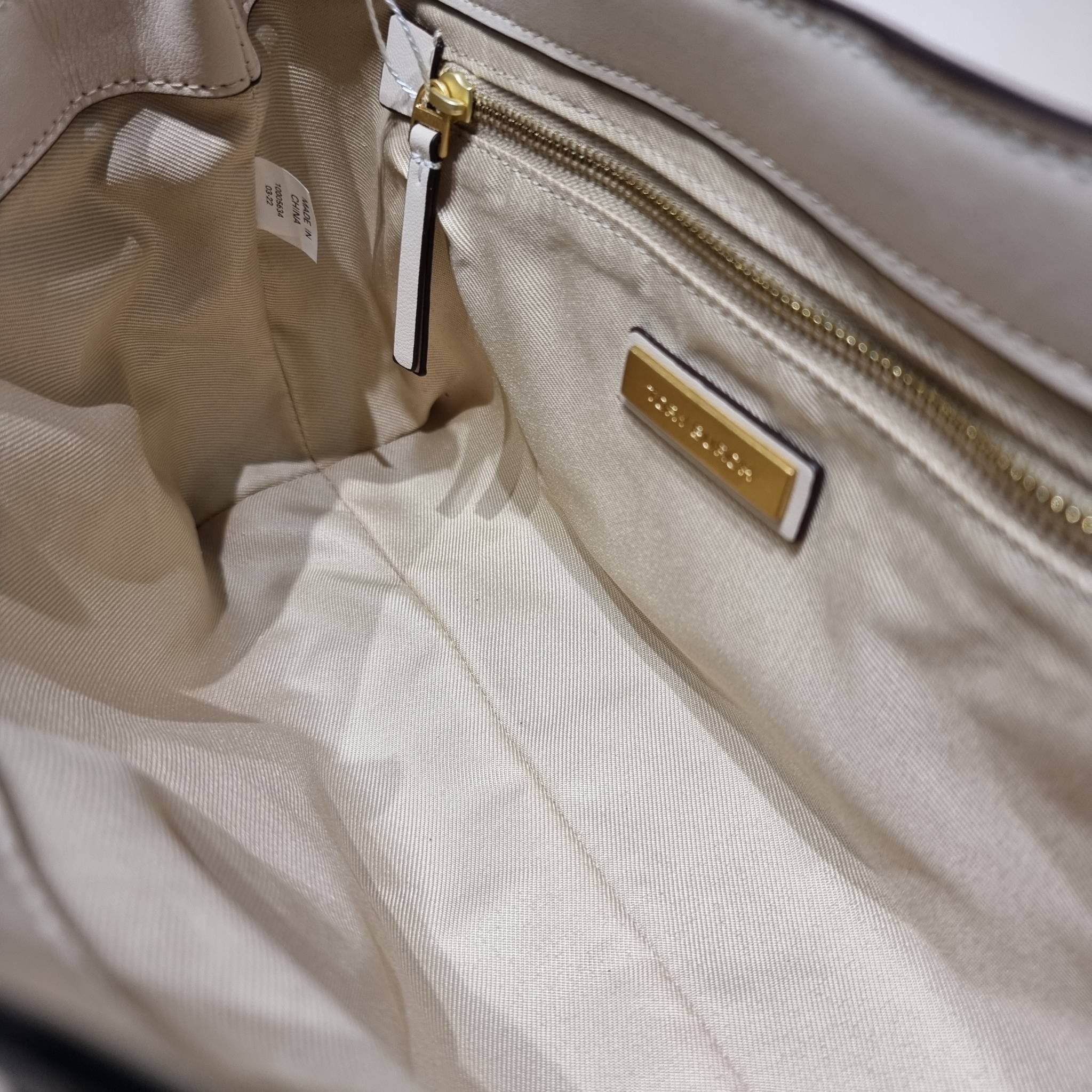 TORY BURCH FLEMING SOFT CONVERTIBLE SHOULDER BAG รุ่นหายาก กับดีไซน์ใหม่ล่าสุด มาพร้อมเสิร์ฟความสวยถึงบ้านไปเลย กับกระเป๋าสะพายไหล่ขนาดกำลังสวย หนังแท้นิ่มเต็มใบ สัมผัสสบายมือ