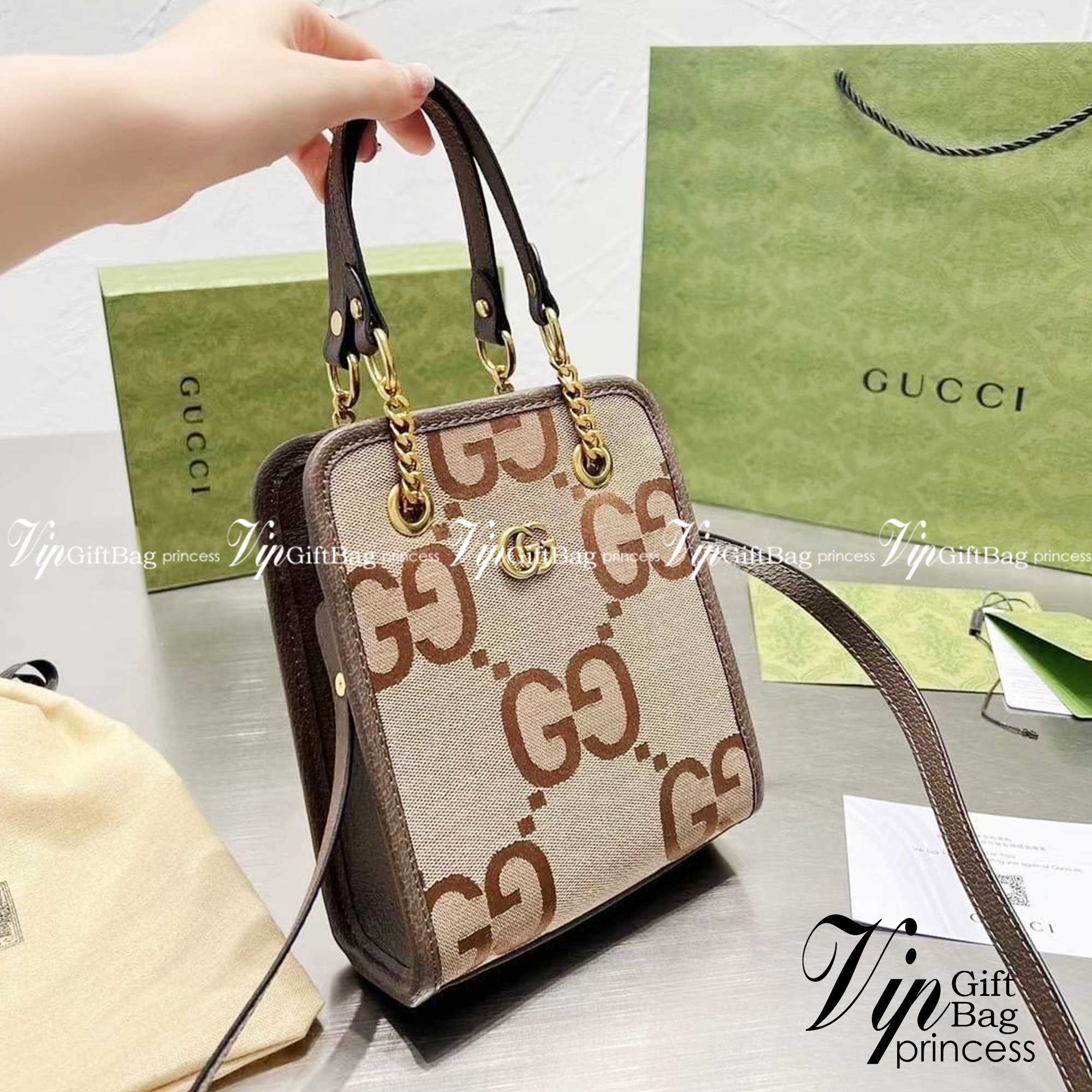 Gucci GG Marmont Matelasse Mini Bag / Gucci mini tote with chain bag กระเป๋าทรงโท้ทมินิ พร้อมสายสะพายโซ่ รองบ่าเป็นหนัง ถือได้ สะพายได้พร้อมสายยาวหนัง ภายในโล่งกว้าง จุของได้เยอะ ภาพถ่ายจากงานขายจริง ใช้งานต่างประเทศได้