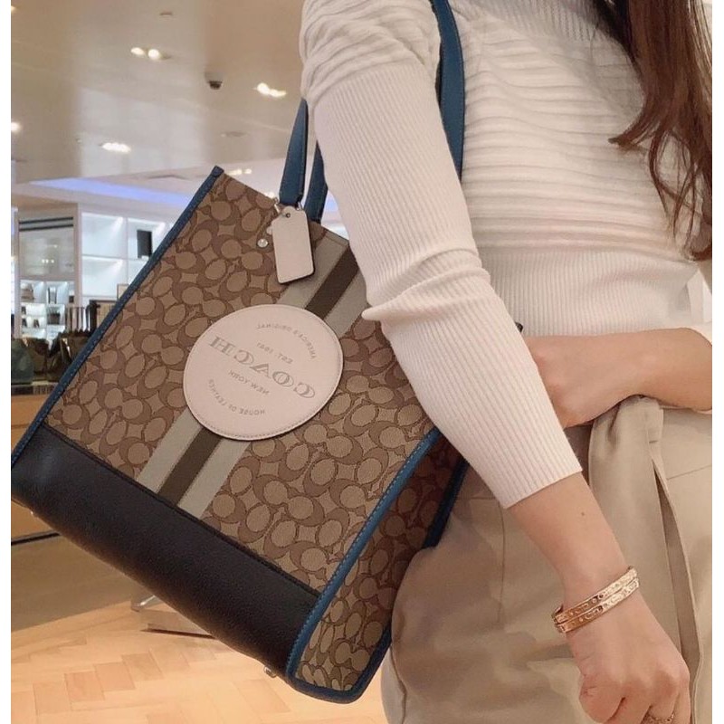 OUTLET 】COACH DEMPSEY TOTE IN SIGNATURE JACQUARD COACH C1917 Dempsey Field Tote คอลเลคชั่นใหม่ เอาใจสายคุณหนู กระเป๋าทรงโท้ท ไซส์กำลังสวย น่ารักน่าใช้มากๆ ฟังก์ชั่นการใช้งานสะดวกที่สุด มีทั้งสายคล้องในตัว และสายครอสบอดี้ วัสดุผ้า jacquard สลับหนัง pepble 