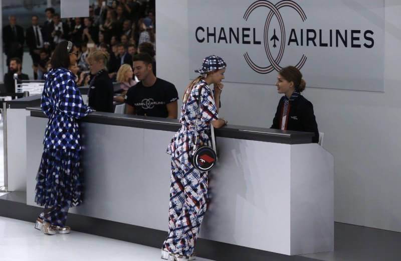 Chanel VIP Umbrella Set - Rare & Limited Chanel Airlines Edition - box & sleeve Vip Gift Chanel ของแท้ 100% ด้ามจับและกระดุมมีแบรนด์ชาแนลทุกจุด ตรงปลายด้ามจับเป็น Handy LED Light to Handle ไฟเปิด-ปิด และเปลี่ยนสีได้อัตโนมัติ ใช้ส่องเวลาเดินตอนกลางคืน ใช้ถ