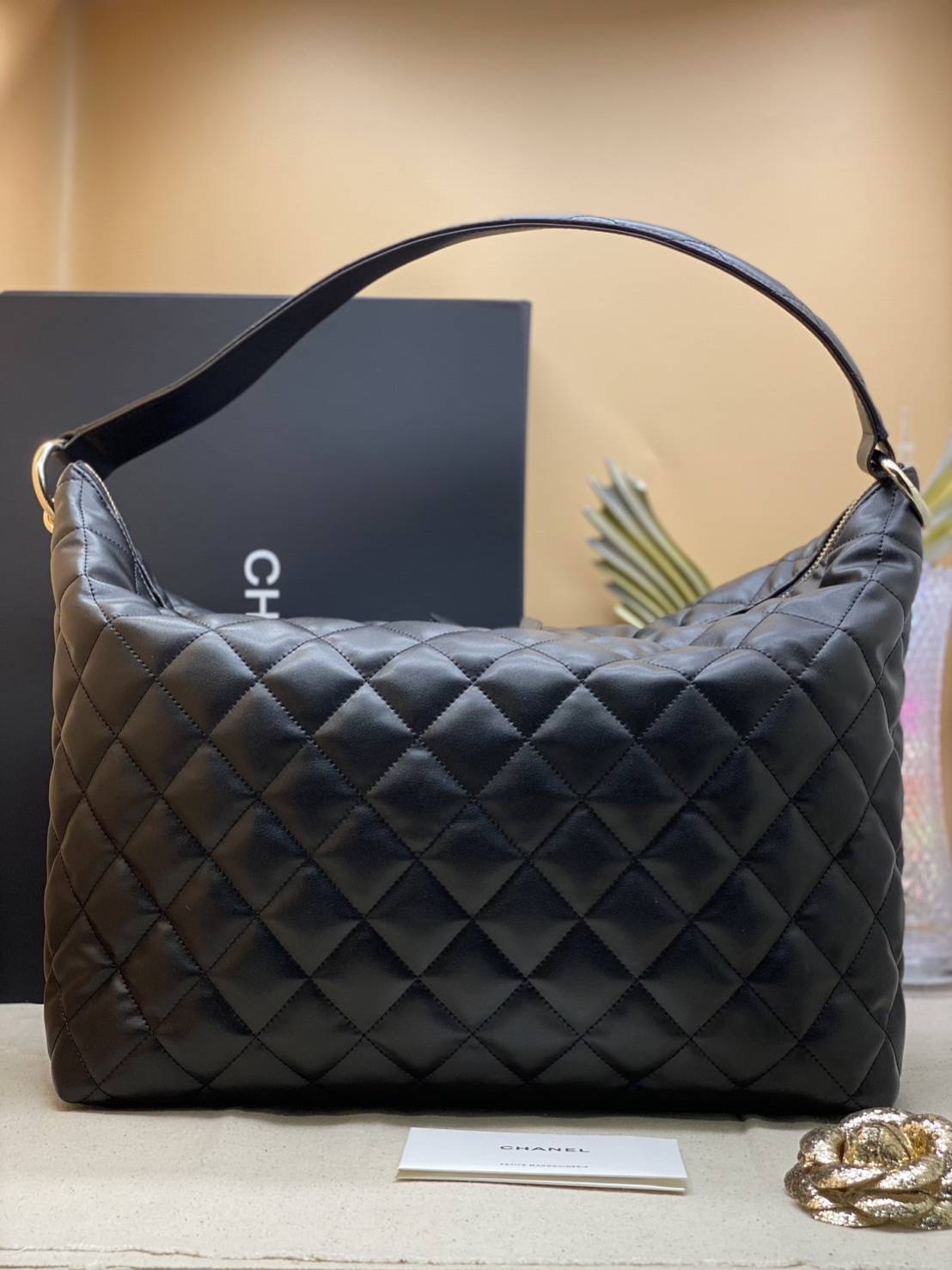 Chanel Maxi Hobo Bag 23B 36cm ออริสลับแท้ ใช้งานต่างประเทศได้ งานเกรดหนังสวย อะไหล่ทองสวยหรู กระเป๋าสะพายทรงโฮโบใบใหญ่ จุของได้เยอะ มี 2 ขนาดกำลังสวย ดีไซน์ใหม่ 2023 ตัวแม่ตัวมัม ห้ามพลาดเลยค่า