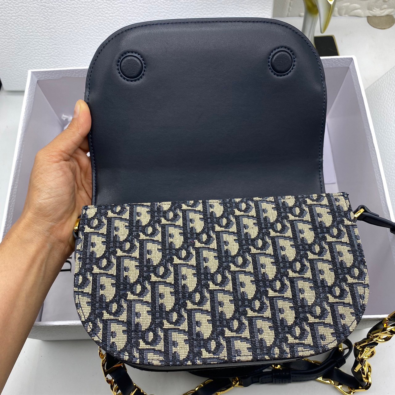 DIOR CD Signature Bag with Strap / CD OVAL CAMERA BAG / Dior Camera Bag ดีไซส์ใหม่ล่าสุด บ่งบอกถึงความหรู แต่ใช้งานได้โอกาส ใช้ได้ทั้งชายหญิง กระเป๋าสะพายทรงกล้อง ขนาดกะทัดรัด ไซส์สะพายคล่องตัว สีผู้ดีมากๆ