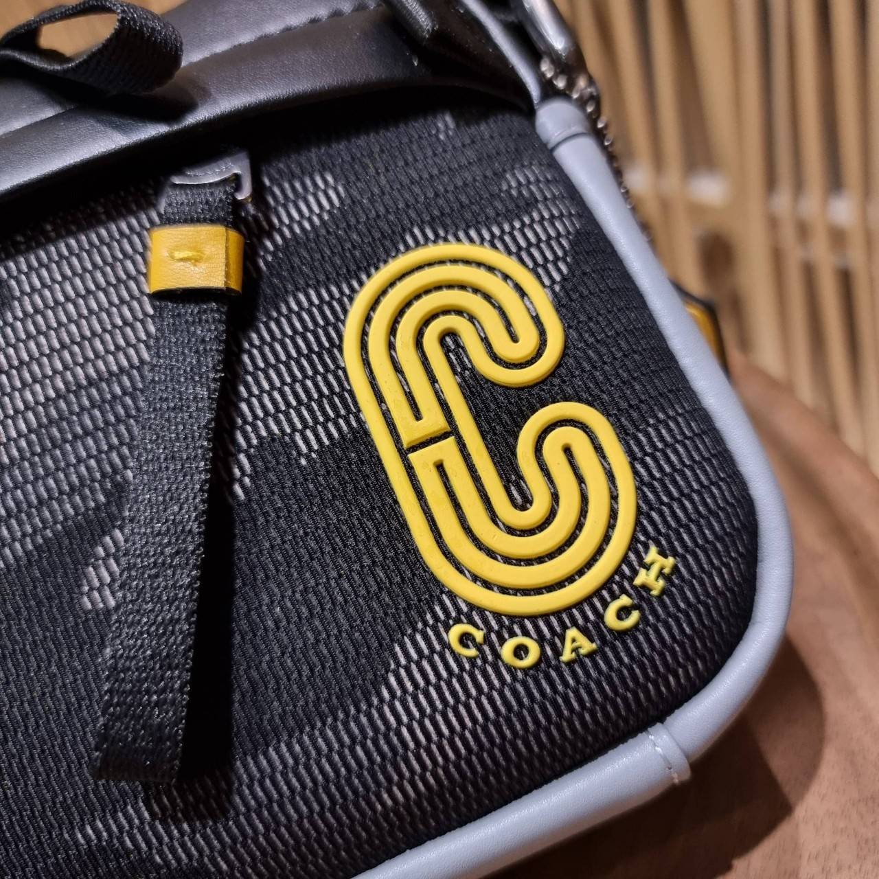 COACH EDGE CROSSBODY WITH CAMO PRINT ((2381, 2373)) ความเท่ never die!! กระเป๋าครอสบอดี้ทรงยอดฮิต ที่หนุ่มๆไม่ควรพลาด รูปทรงดีไซน์คลาสสิค ใช้งานง่าย วัสดุหนังแท้ตกแต่งตาข่ายพร้อมลายพริ้นท์ด้านหน้า สุดคูล!! ตัวกระเป๋ามีซิปหลัก และซิปด้านหน้า พร้อมช่องแยกด้