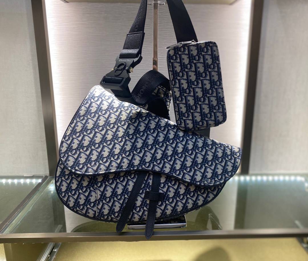 หนังแท้ DIOR MAXI SADDLE BAG Beige and Black Dior Oblique Jacquard พร้อมส่งที่ไทย งานหนังแท้และผ้าแจ็คการ์ดออริจินอล ภาพสินค้าถ่ายจากงานขายจริง ใช้งานต่างประเทศได้