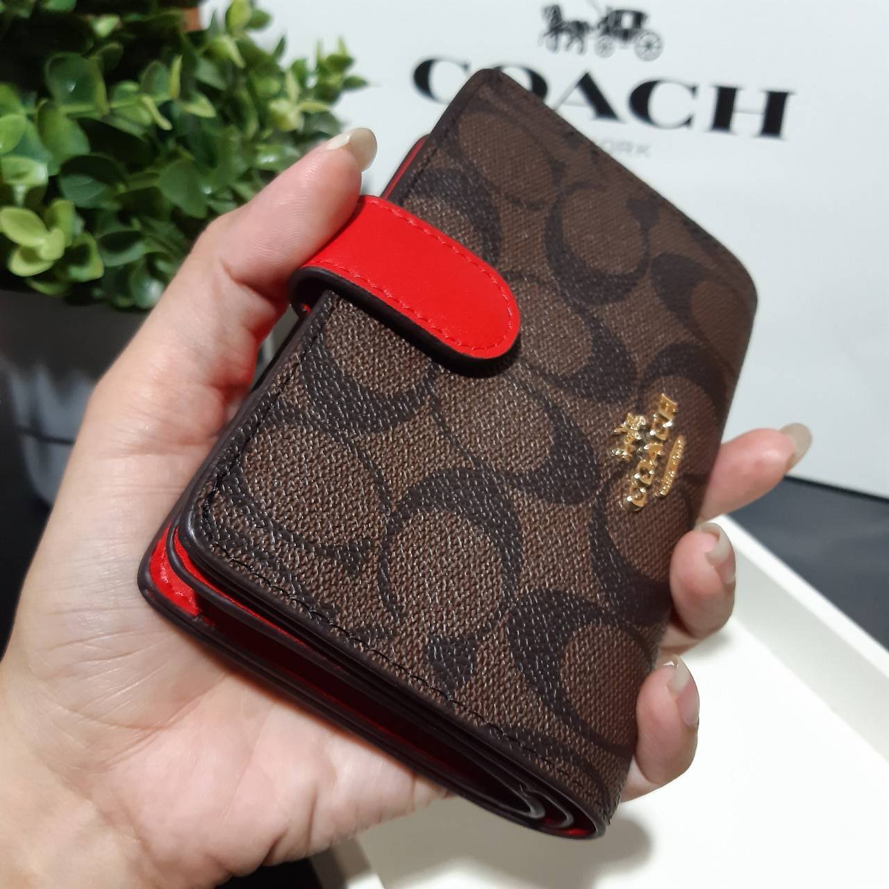 ของแท้ COACH F23553 MEDIUM CORNER ZIP WALLET IN SIGNATURE CANVAS กระเป๋าสตางค์ใบกลาง ขนาดกำลังเหมาะมือ
