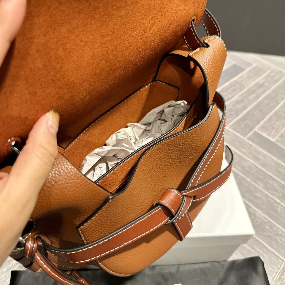 LOEWE gate dual bag / LOEWE CROSSBODY BAG VIP กระเป๋าถือหรือสะพาย Limited ทรงอานม้าสวยอยู่ทรง