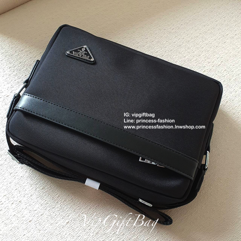 New Must Have For Men 👍👍 กับงานพรีเมี่ยมกิ้ฟแบรนด์ดังอย่าง prada ทรง messenger ทรงยอดฮิต สำหรับท่านชาย เนื้อผ้า Polyester ขนาดใหญ่ จุของได้มาก ใส่ipad labtop หนังสือ ได้หมดคะ เปิดปิดด้วยซิปอะไหล่เงิน บุด้วยผ้าสีดำปั้มแบรนด์ สวยงามมากคะ อะไ
