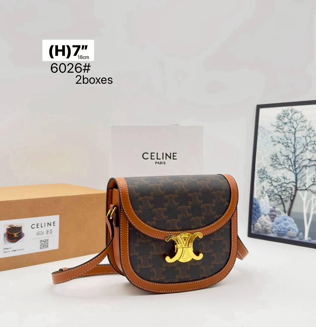 CELINE Teen BESACE in Triomphe canvas and leather กระเป๋าสะพายข้าง รูปทรงย้อนยุค สไตล์วินเทจลัคชู ภายในเป็นช่องโล่ง มีช่องย่อยให้อีก เป็นไอเท็มที่ควรต้องมีจริงๆ