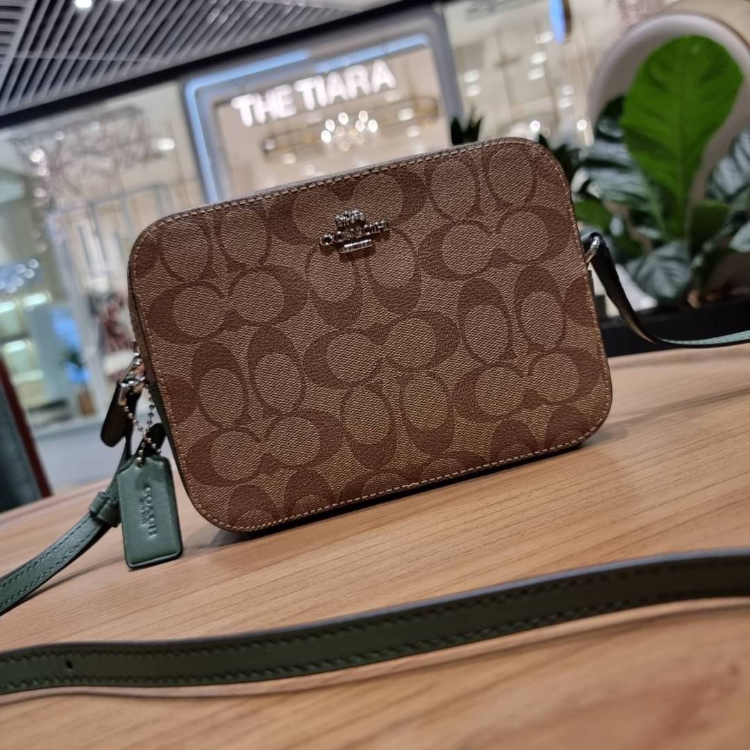 COACH 91677 MINI CAMERA BAG IN SIGNATURE CANVAS สีมาใหม่ รุ่นขายดีที่สุด!! กระเป๋าสะพายข้างไซส์มินิ คลาสสิคอยู่ทรง อะไหลเงินเรียบหรู วัสดุหนังแคนวาสเคลือบลาย เปิด-ปิดด้วยซิป สายสะพายปรับได้ตามตัว ใบนี้แมทช์ได้ทุกลุค ใช้เป็น everyday bag ได้สบายๆเลยจ้า &#x