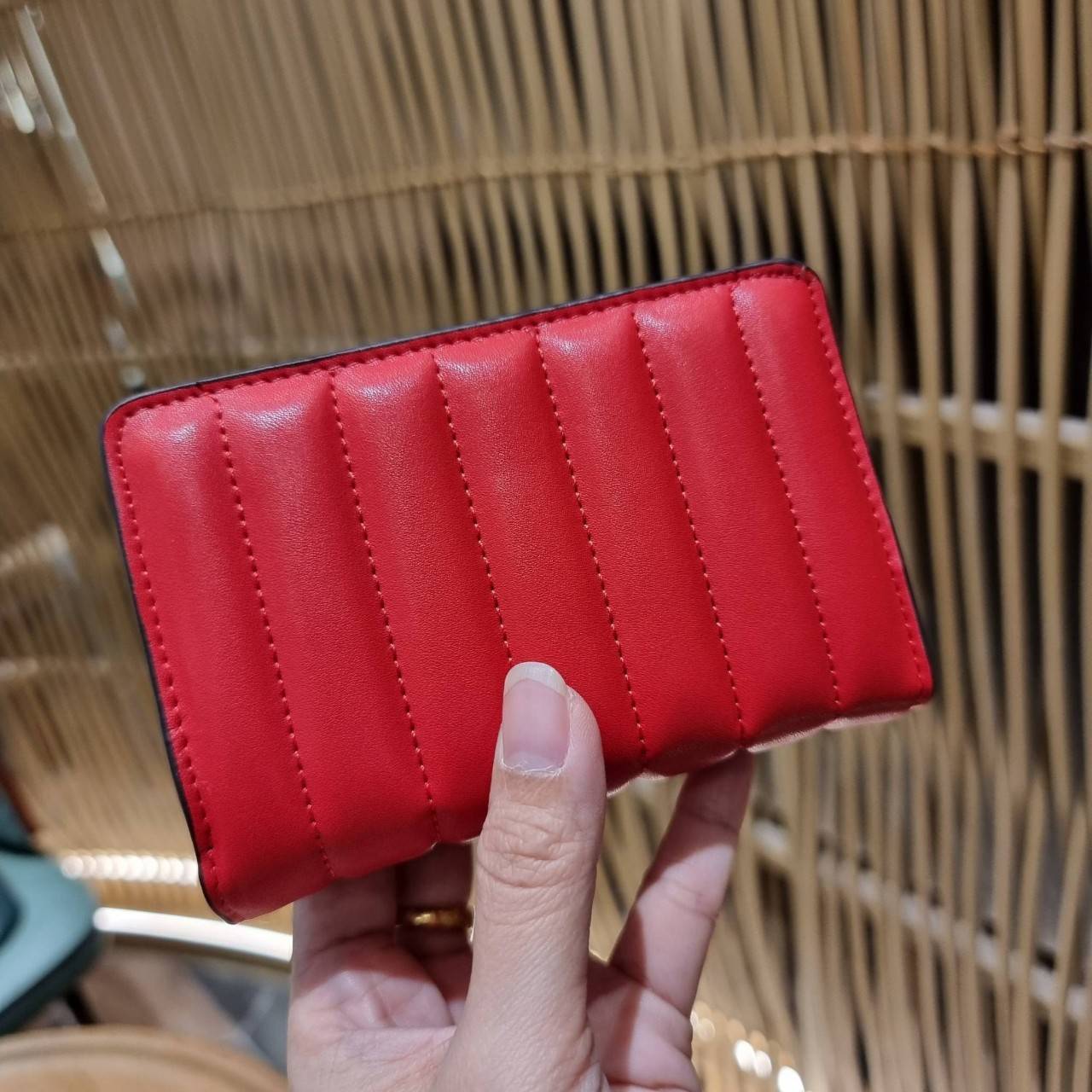 COACH C3454 MEDIUM CORNER ZIP WALLET ความหรูที่ซื้อได้!! กระเป๋าสตางค์ดีไซน์ใหม่ล่าสุด ออกแบบมาหรูดูดี ดีเทลลูกเล่นบุหนัง nappa นิ่มขึ้นเงาสวยมากๆ เปิด-ปิดใช้งานง่าย มีช่องซิปแยก มีช่องใส่บัตร ใส่ธนบัตรได้ทุกชนิด สะดวกใช้จริงๆใบนี้ สาวๆได้ไปใช้แล้วไม่อยาก