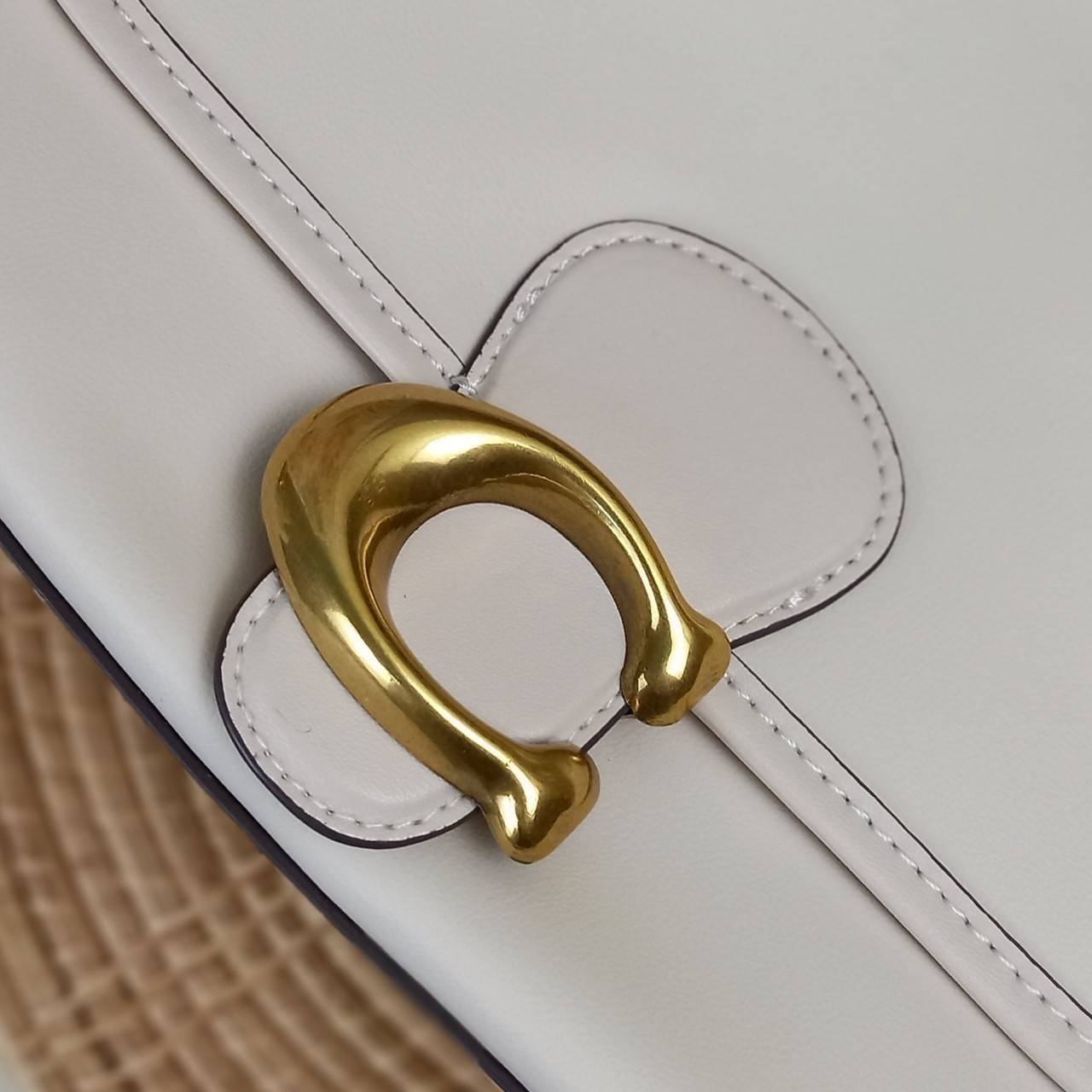 COACH SOFT TABBY SHOULDER BAG (C4823//C5261) กระเป๋าถือ กระเป๋าสะพาย ที่ใครๆก็เข้าถึงได้ หรูหรา คลาสสิค ลุคเรียบร้อย แต่ความสวยไม่น้อย! ดาเมจความลุคผู้ดีรุนแรงมาก!!เกินต้าน!!// วัสดุหนังแท้ทั้งใบ หนังเรียบ หนังนิ่มมากๆ อยู่ทรงสวยมากๆด้วย// ด้านในโล่งกว้าง